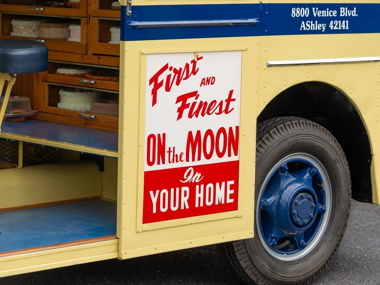 TWIN COACH HELMS BAKERY DELIVERY TRUCK, foto 31