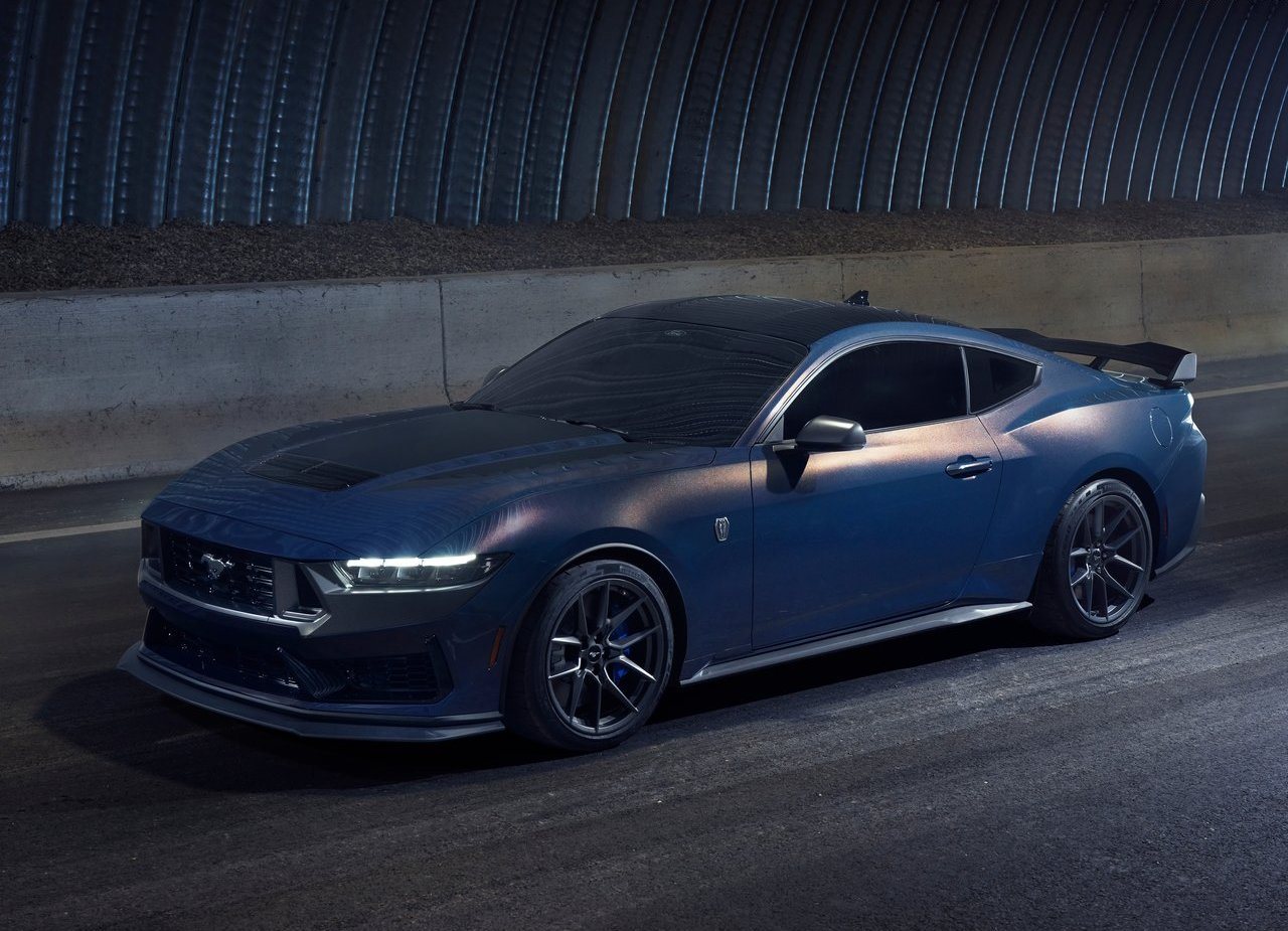 FORD MUSTANG DARK HORSE, foto 1