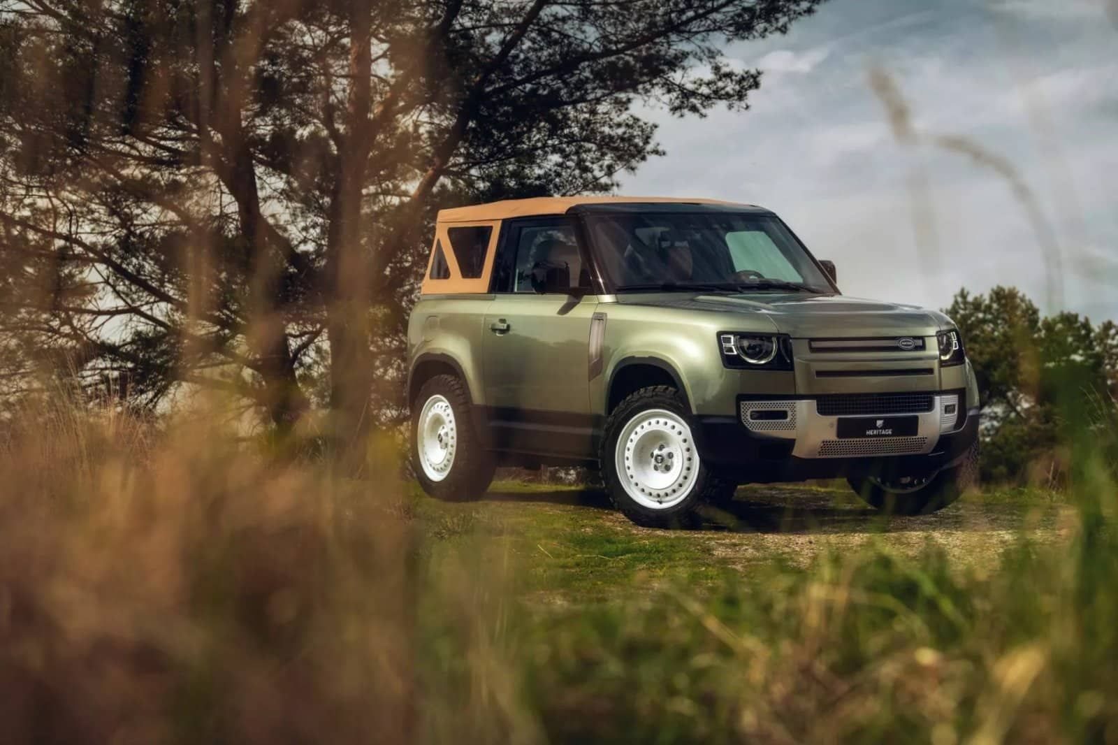 LAND ROVER DEFENDER VALIANCE CONVERTIBLE BY HERITAGE CUSTOMS, foto 1