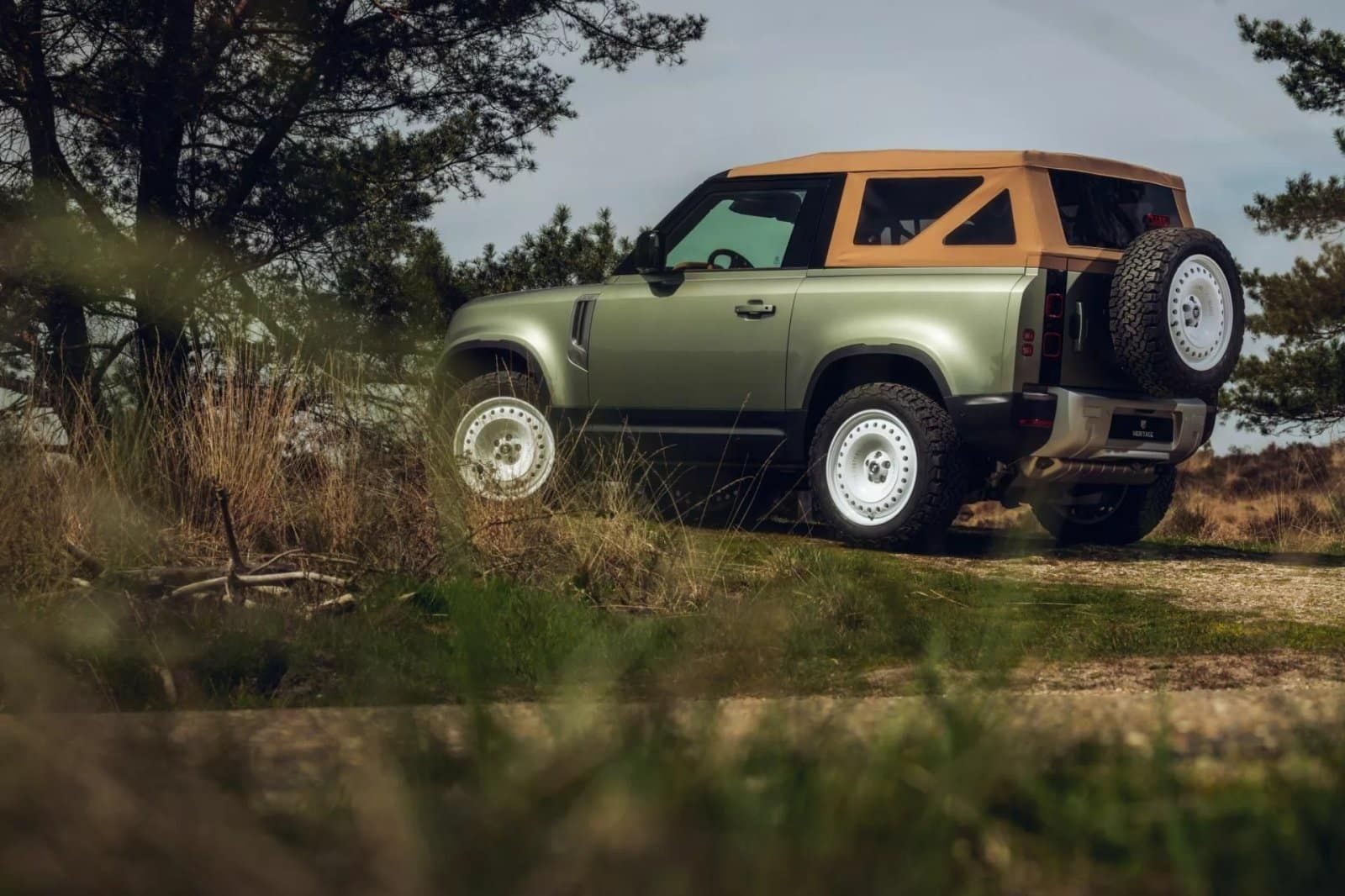 LAND ROVER DEFENDER VALIANCE CONVERTIBLE BY HERITAGE CUSTOMS, foto 3