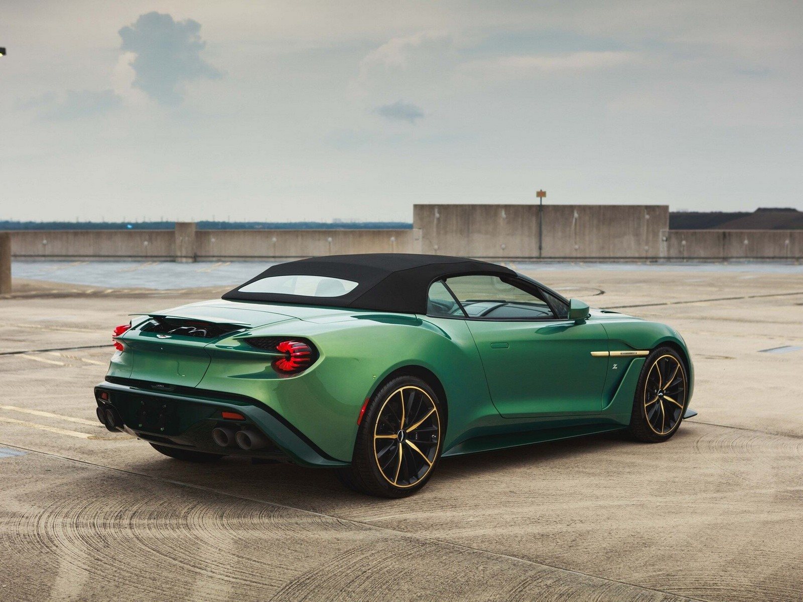 2018 - ASTON MARTIN VANQUISH ZAGATO VOLANTE IRIDESCENT EMERALD, foto 2