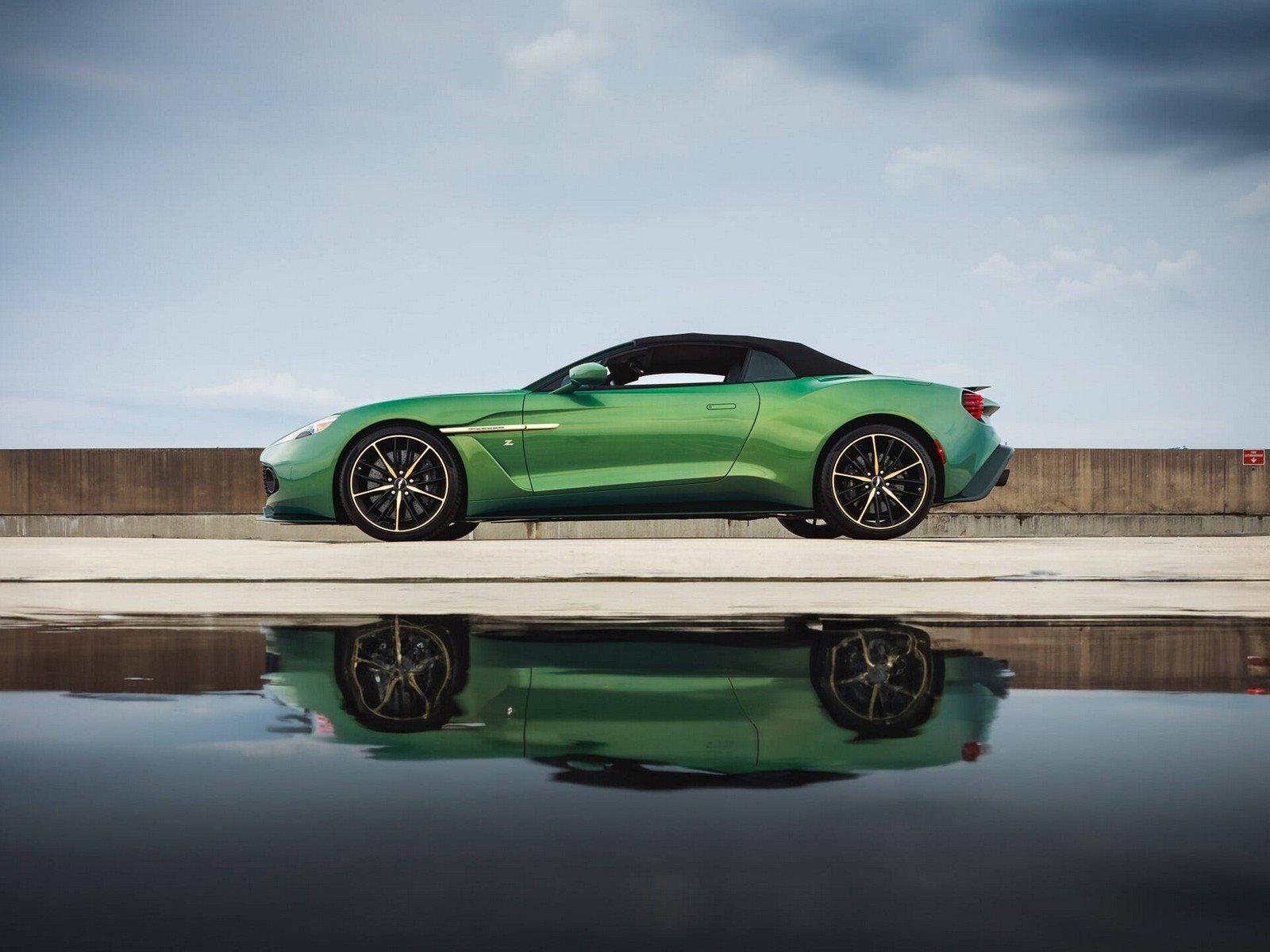 2018 - ASTON MARTIN VANQUISH ZAGATO VOLANTE IRIDESCENT EMERALD, foto 3
