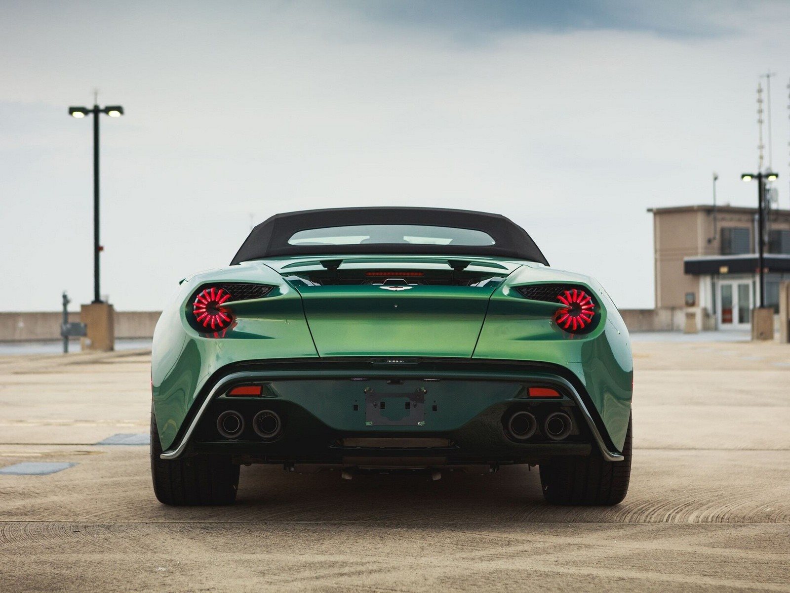 2018 - ASTON MARTIN VANQUISH ZAGATO VOLANTE IRIDESCENT EMERALD, foto 5