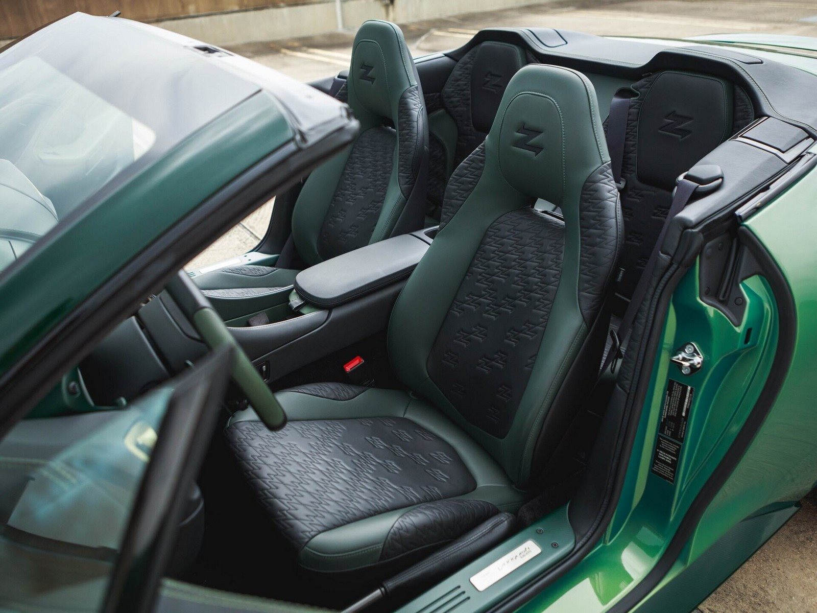 2018 - ASTON MARTIN VANQUISH ZAGATO VOLANTE IRIDESCENT EMERALD, foto 15