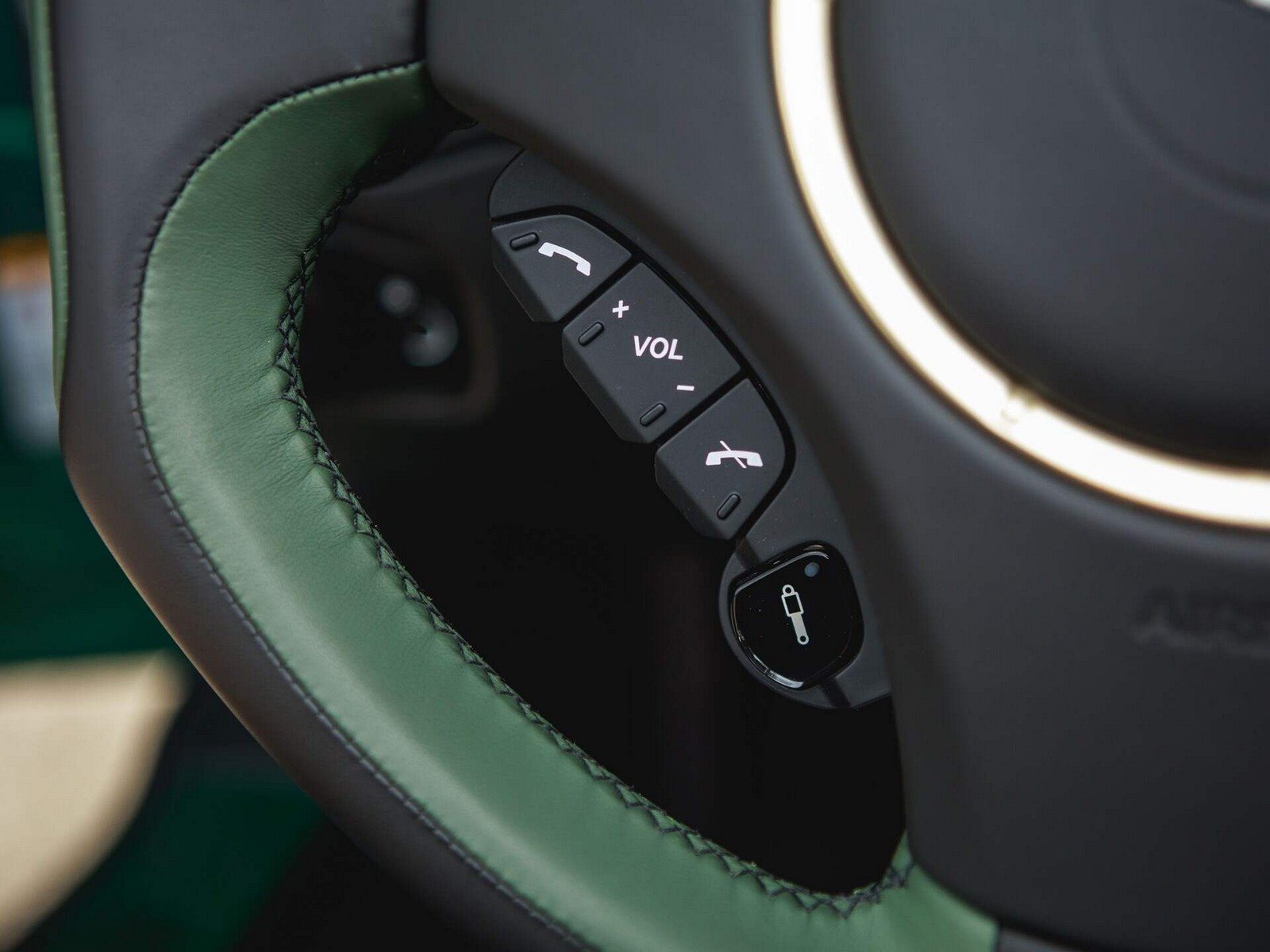 2018 - ASTON MARTIN VANQUISH ZAGATO VOLANTE IRIDESCENT EMERALD, foto 23