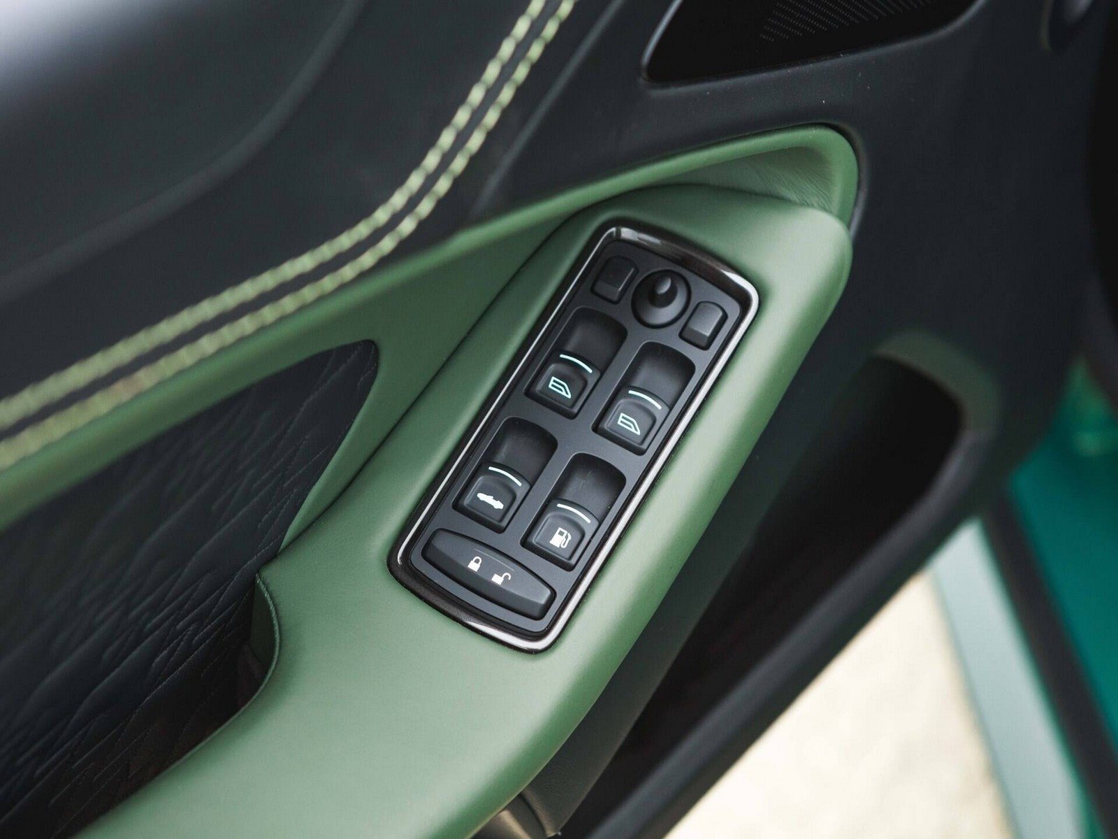 2018 - ASTON MARTIN VANQUISH ZAGATO VOLANTE IRIDESCENT EMERALD, foto 30