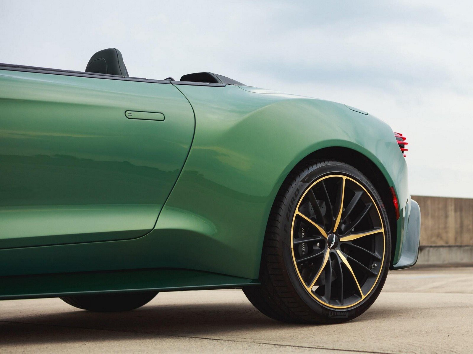 2018 - ASTON MARTIN VANQUISH ZAGATO VOLANTE IRIDESCENT EMERALD, foto 88