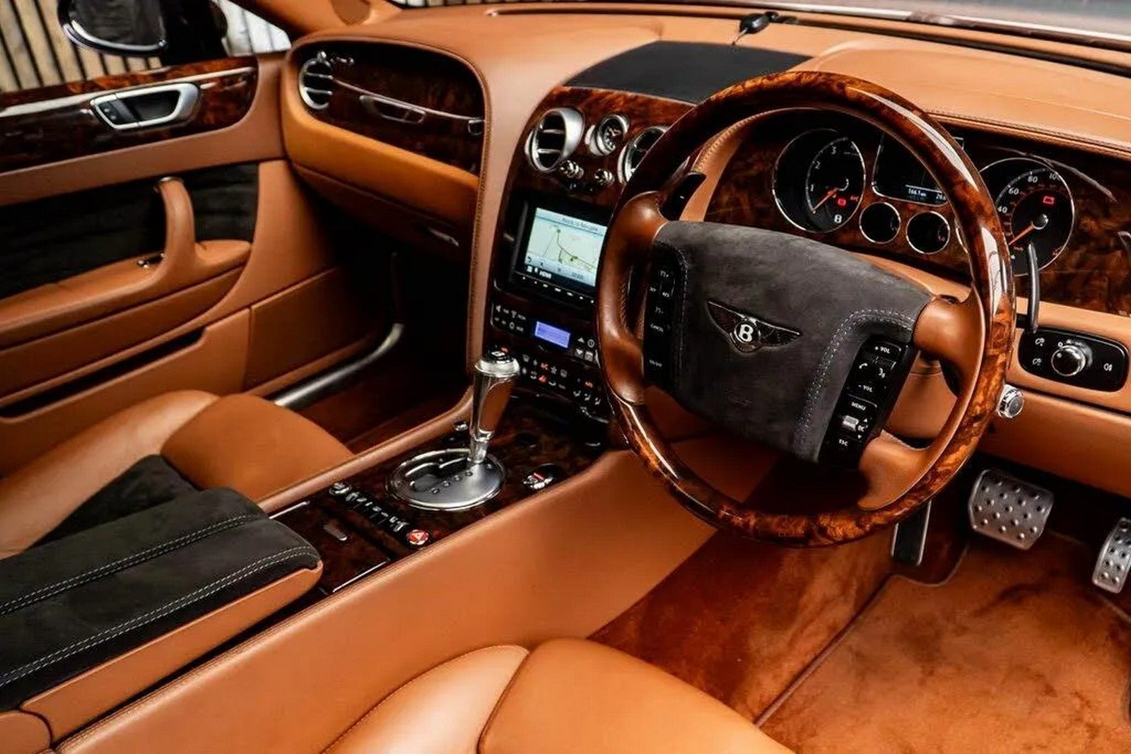 2005 - BENTLEY CONTINENTAL FLYING SPUR ‘DECADENCE’ BY DC CUSTOMS, foto 28