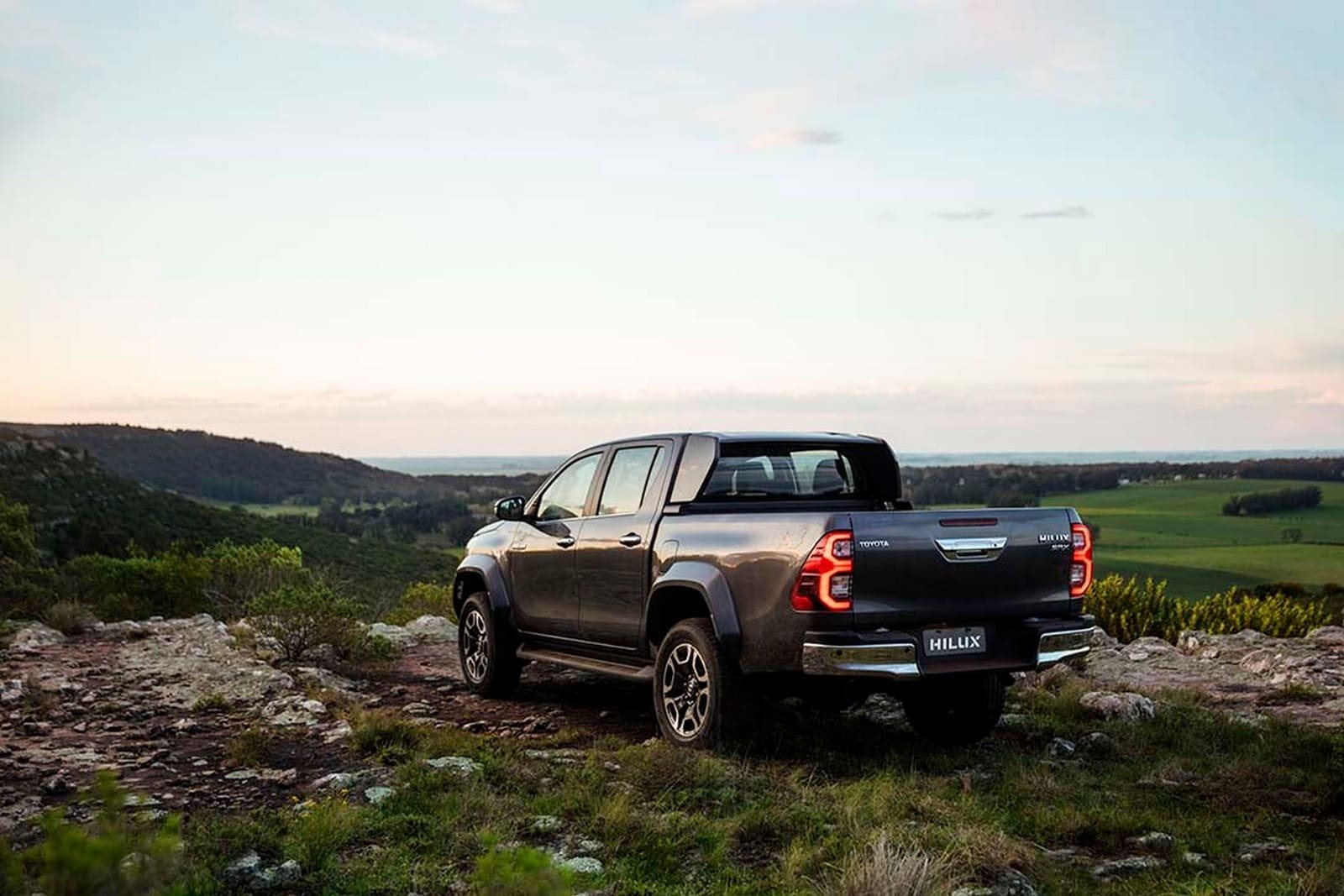TOYOTA HILUX SRX PLUS, foto 2