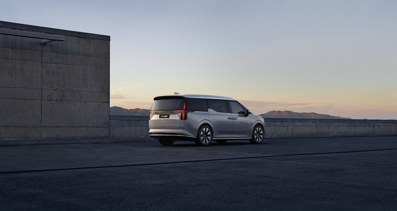 2024 - VOLVO EM90, foto 10