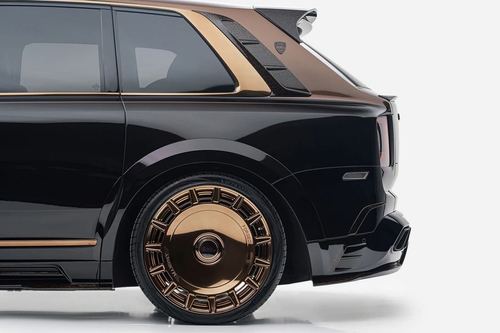 ROLLS-ROYCE CULLINAN ATELIER LINEA D’ARABO BY MANSORY, foto 8