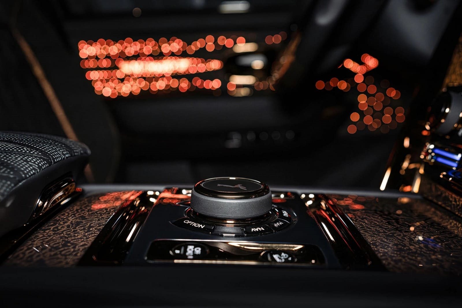ROLLS-ROYCE CULLINAN ATELIER LINEA D’ARABO BY MANSORY, foto 23