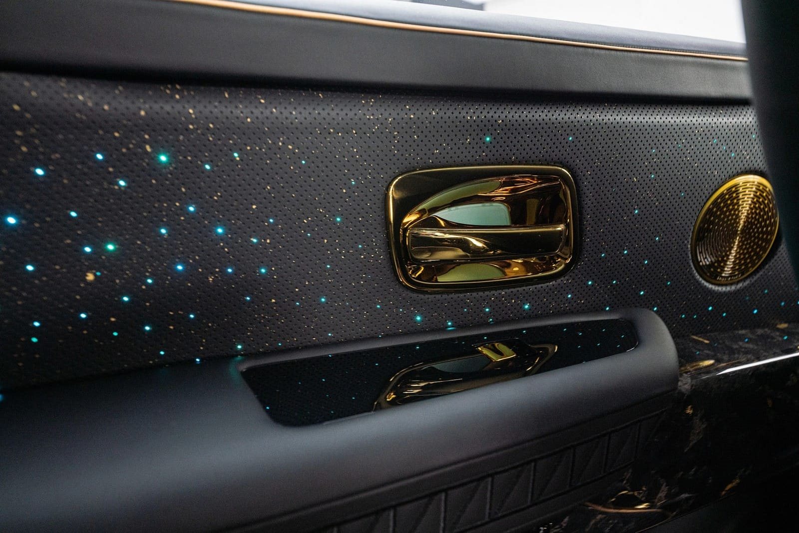 ROLLS-ROYCE CULLINAN ATELIER LINEA D’ORO BY MANSORY, foto 27