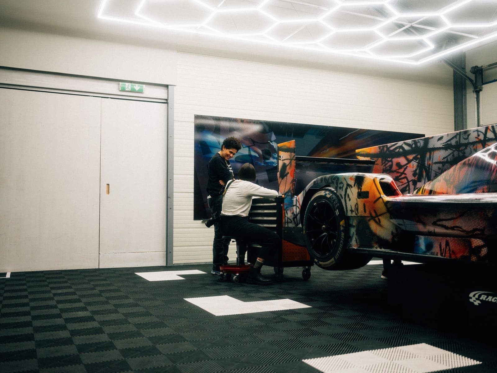 BMW M HYBRID V8 ART CAR BY JULIE MEHRETU, foto 11