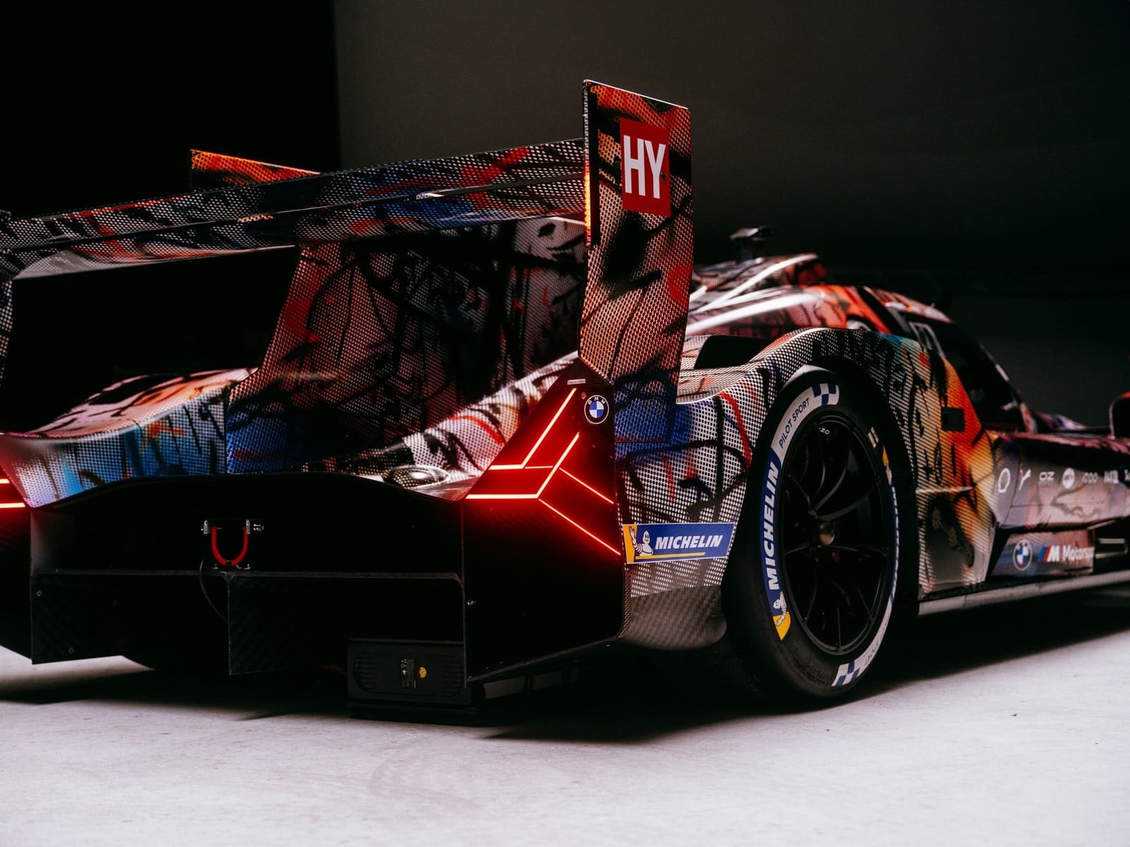 BMW M HYBRID V8 ART CAR BY JULIE MEHRETU, foto 15