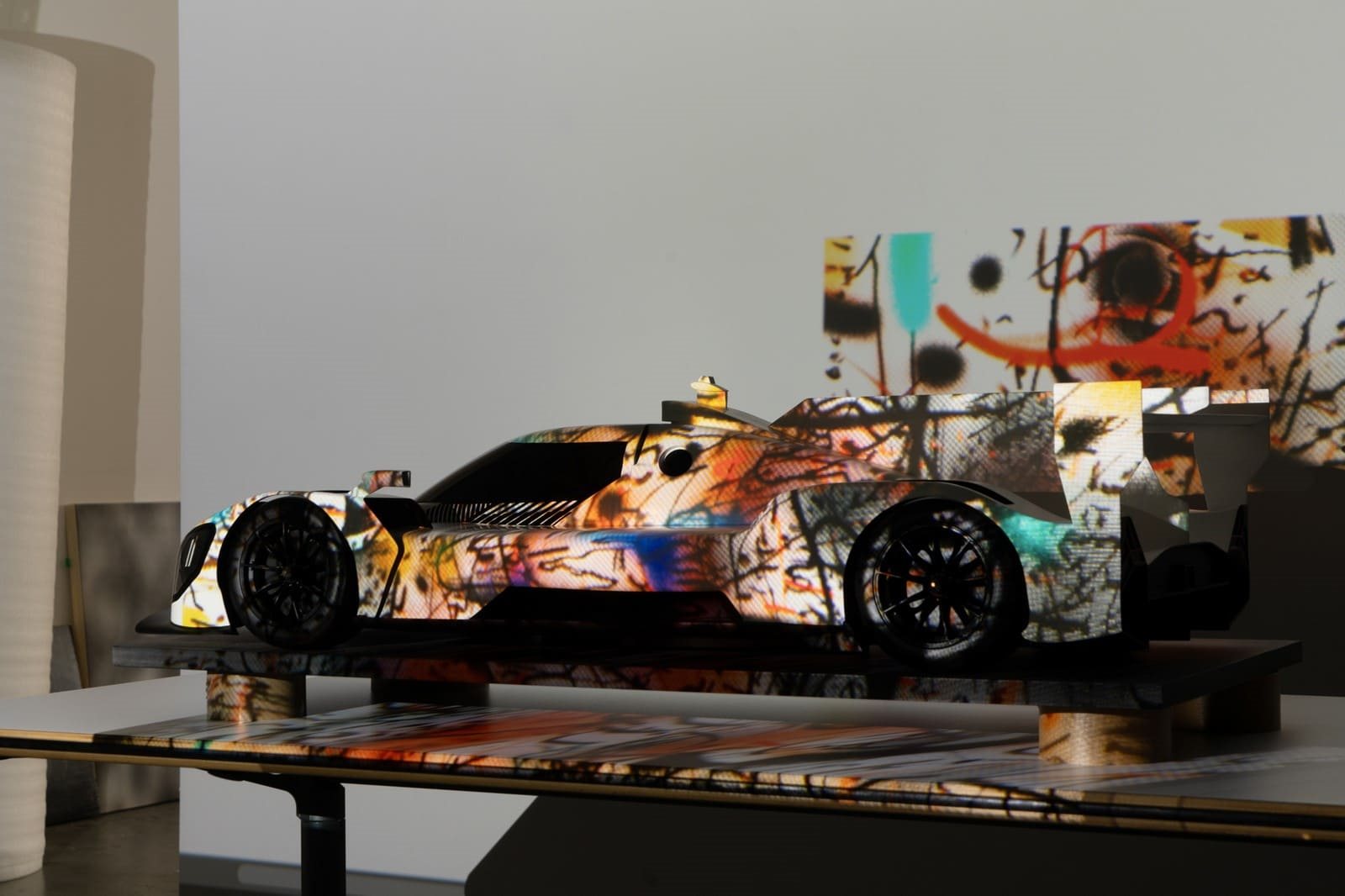 BMW M HYBRID V8 ART CAR BY JULIE MEHRETU, foto 22