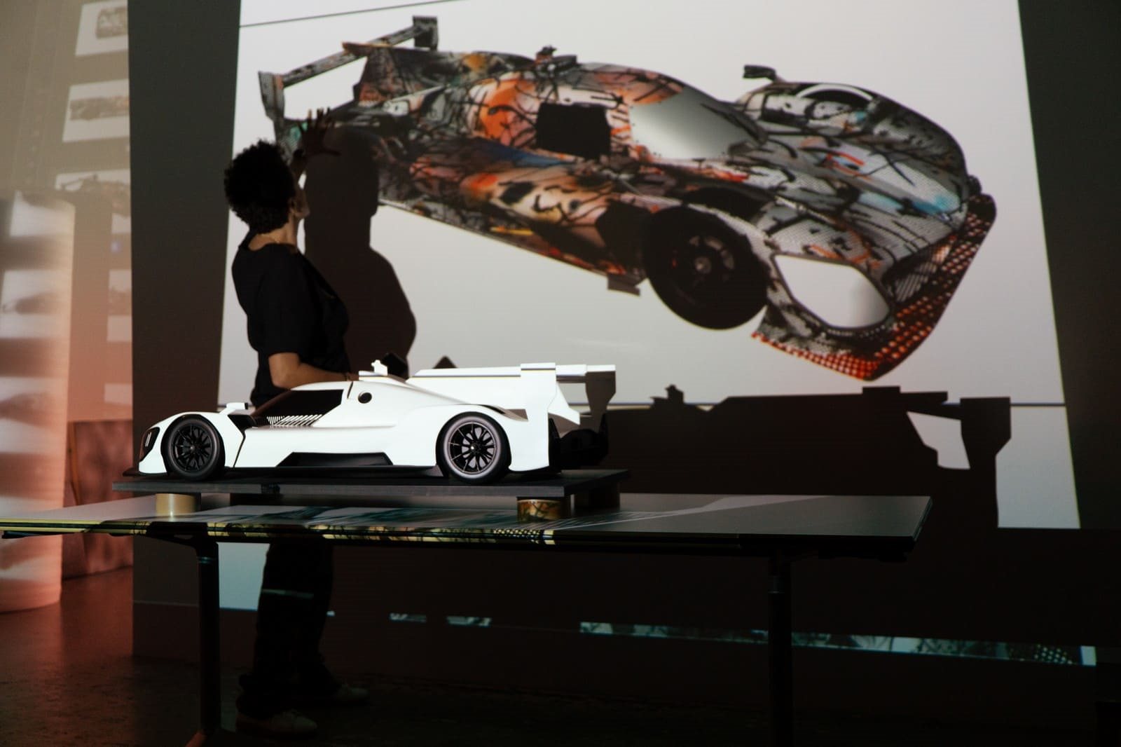 BMW M HYBRID V8 ART CAR BY JULIE MEHRETU, foto 23