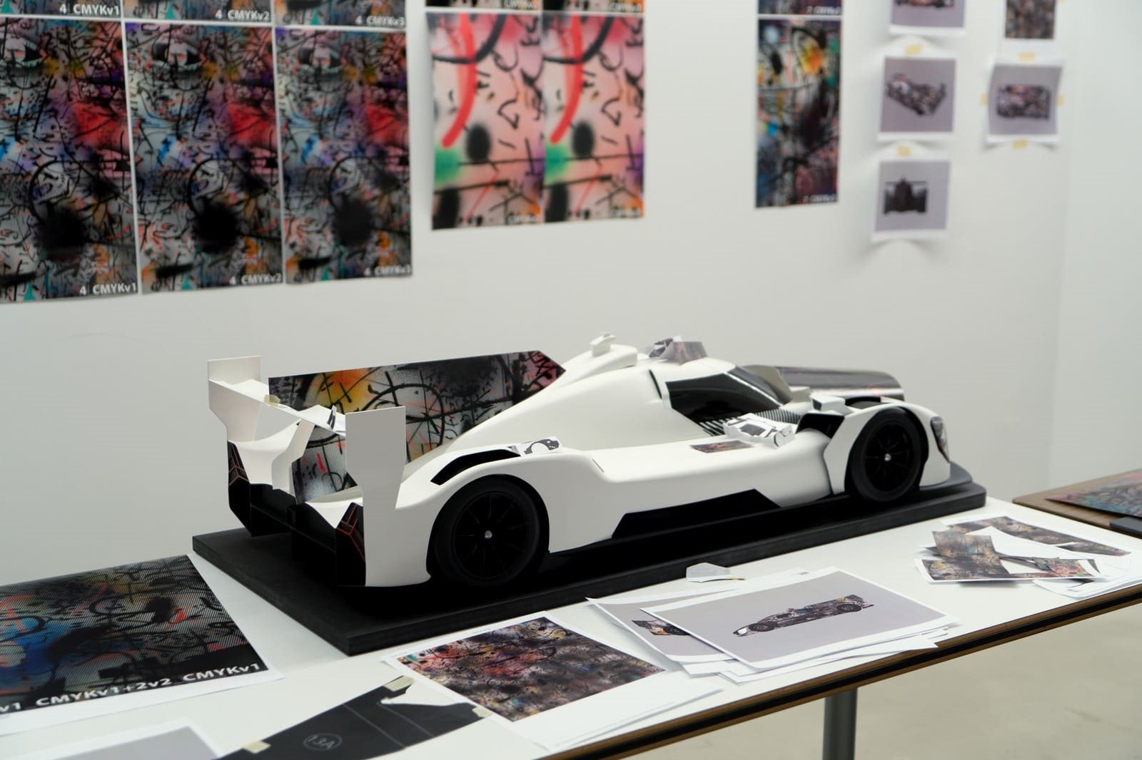 BMW M HYBRID V8 ART CAR BY JULIE MEHRETU, foto 26