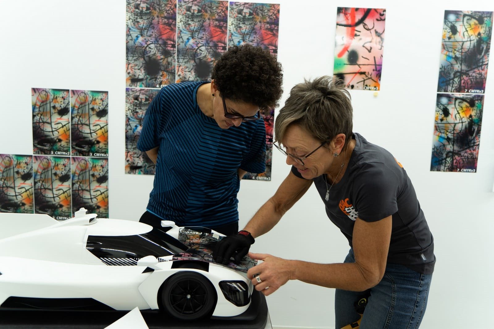 BMW M HYBRID V8 ART CAR BY JULIE MEHRETU, foto 28