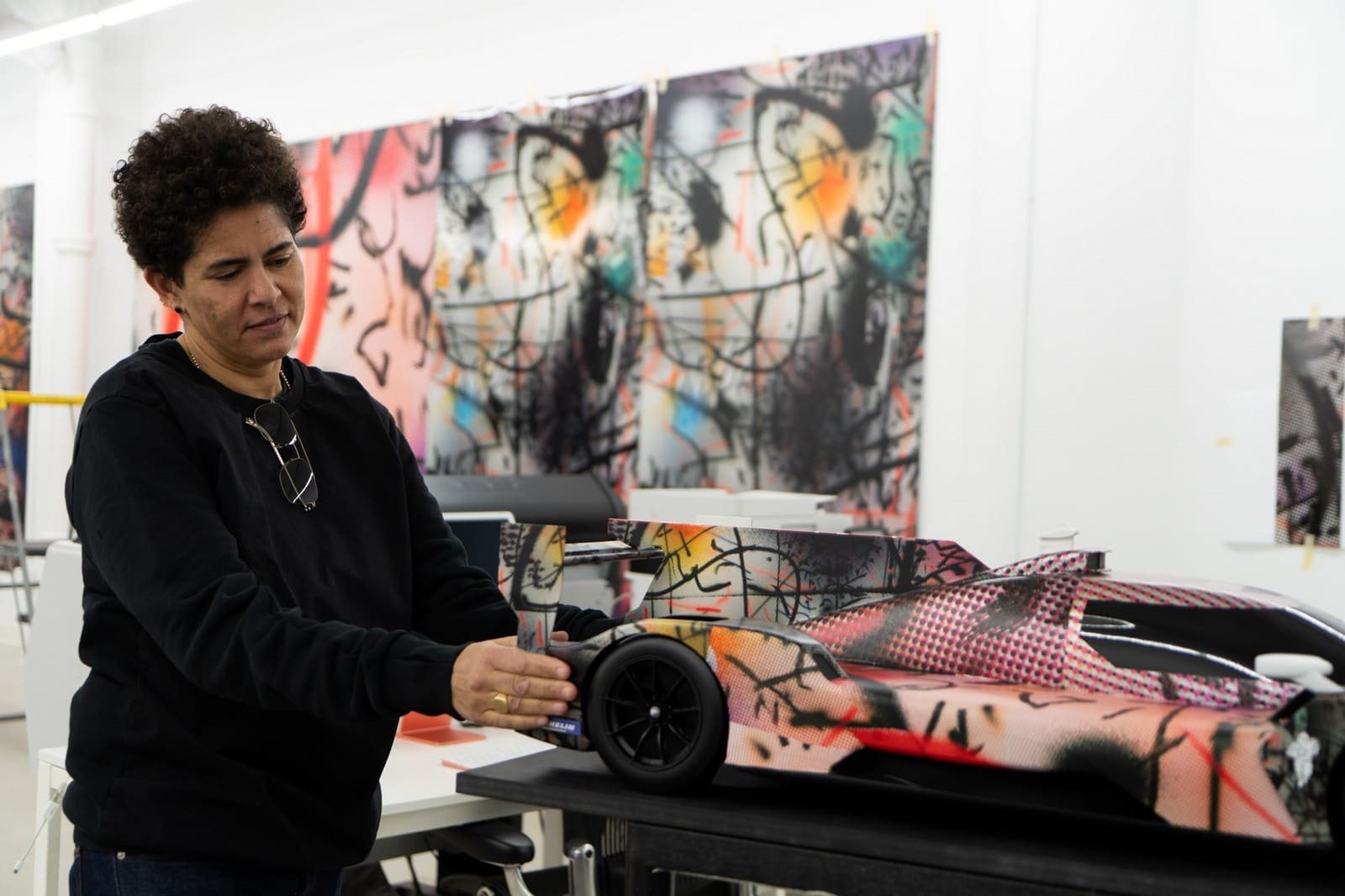 BMW M HYBRID V8 ART CAR BY JULIE MEHRETU, foto 31
