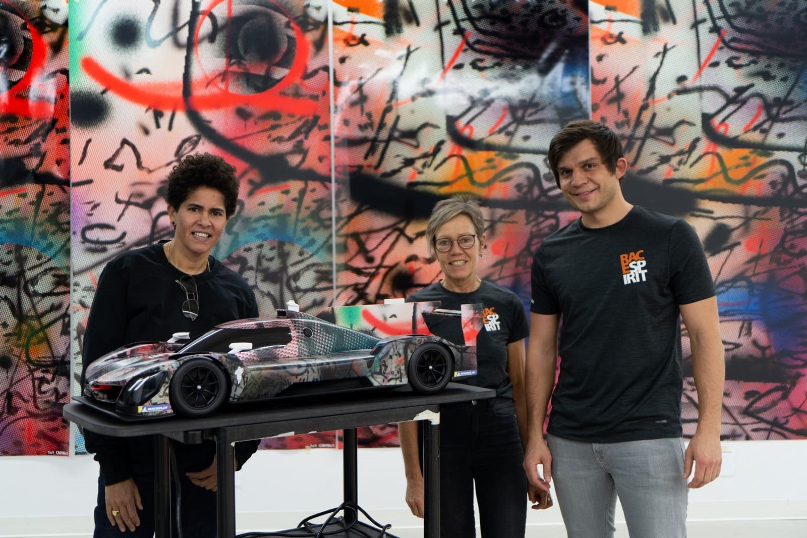 BMW M HYBRID V8 ART CAR BY JULIE MEHRETU, foto 32