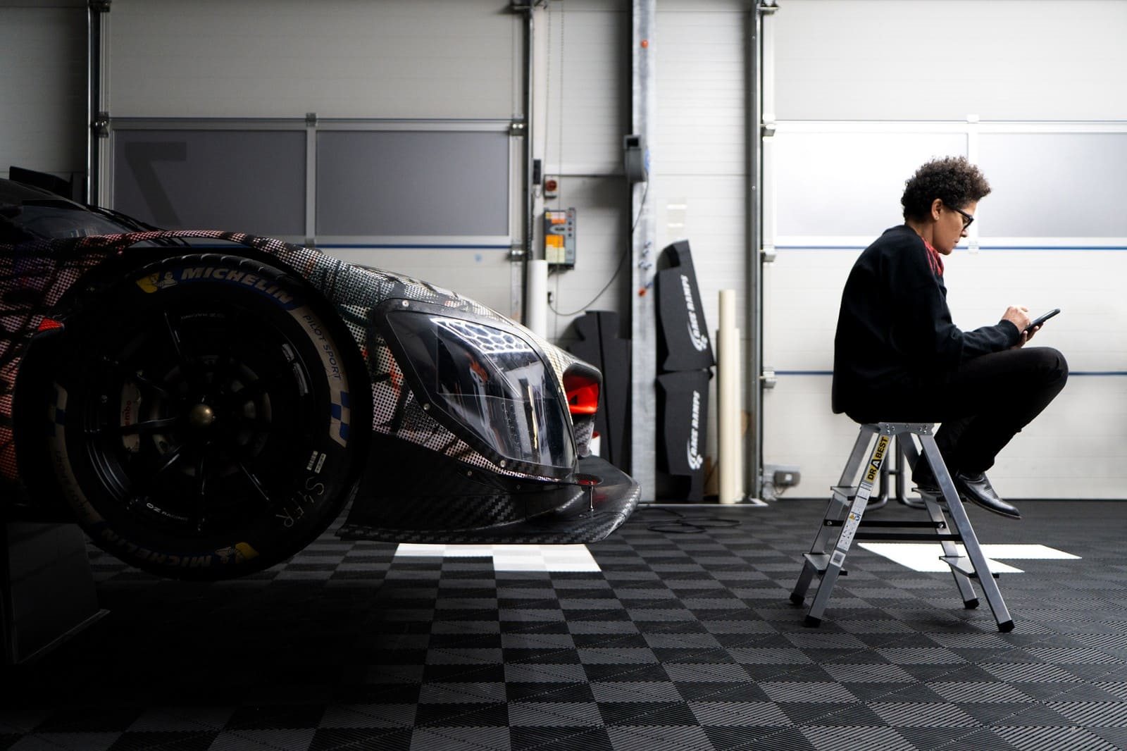 BMW M HYBRID V8 ART CAR BY JULIE MEHRETU, foto 36