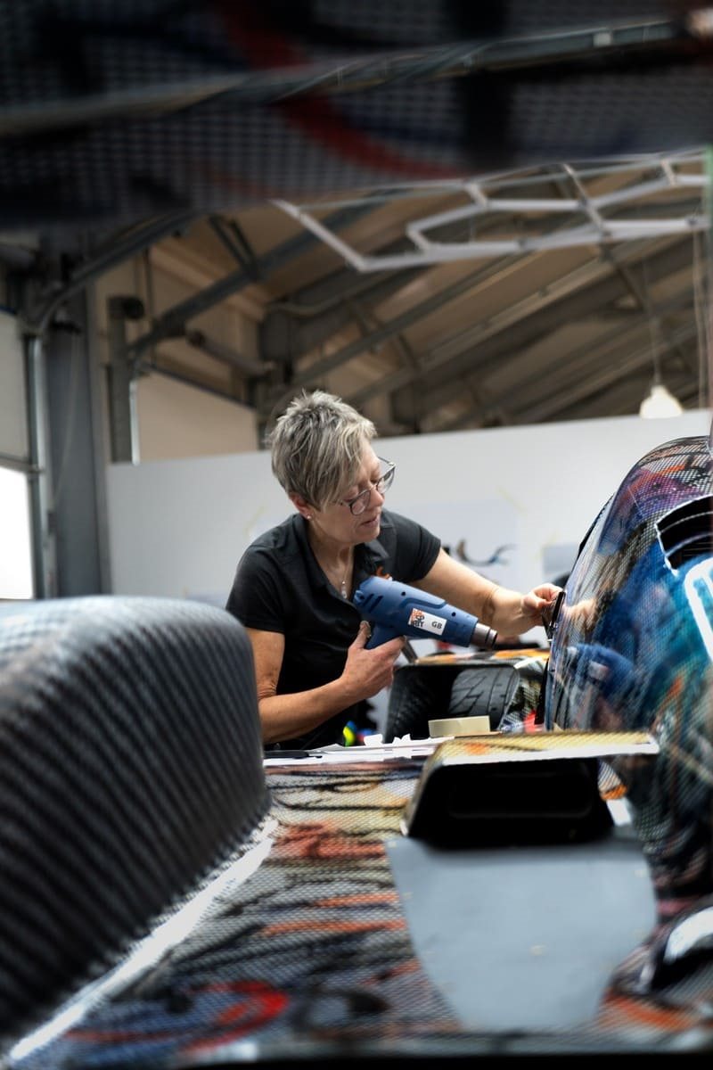 BMW M HYBRID V8 ART CAR BY JULIE MEHRETU, foto 41