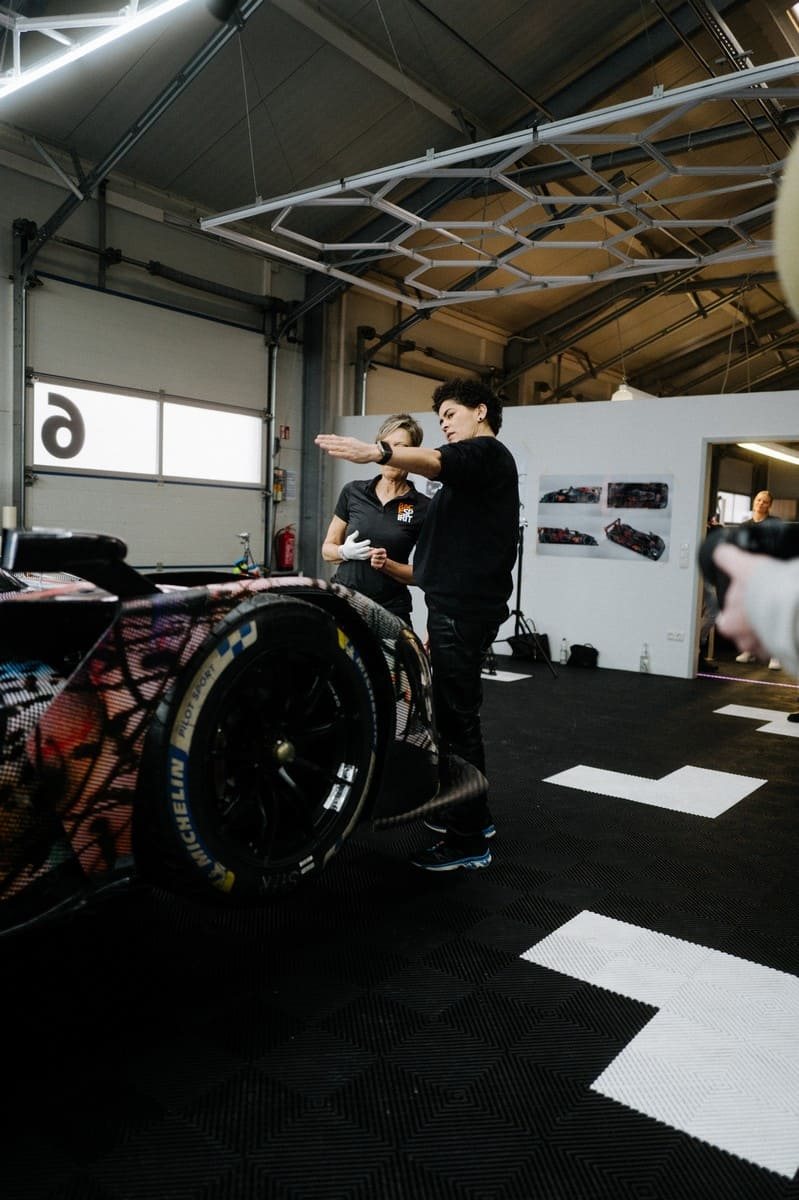 BMW M HYBRID V8 ART CAR BY JULIE MEHRETU, foto 52