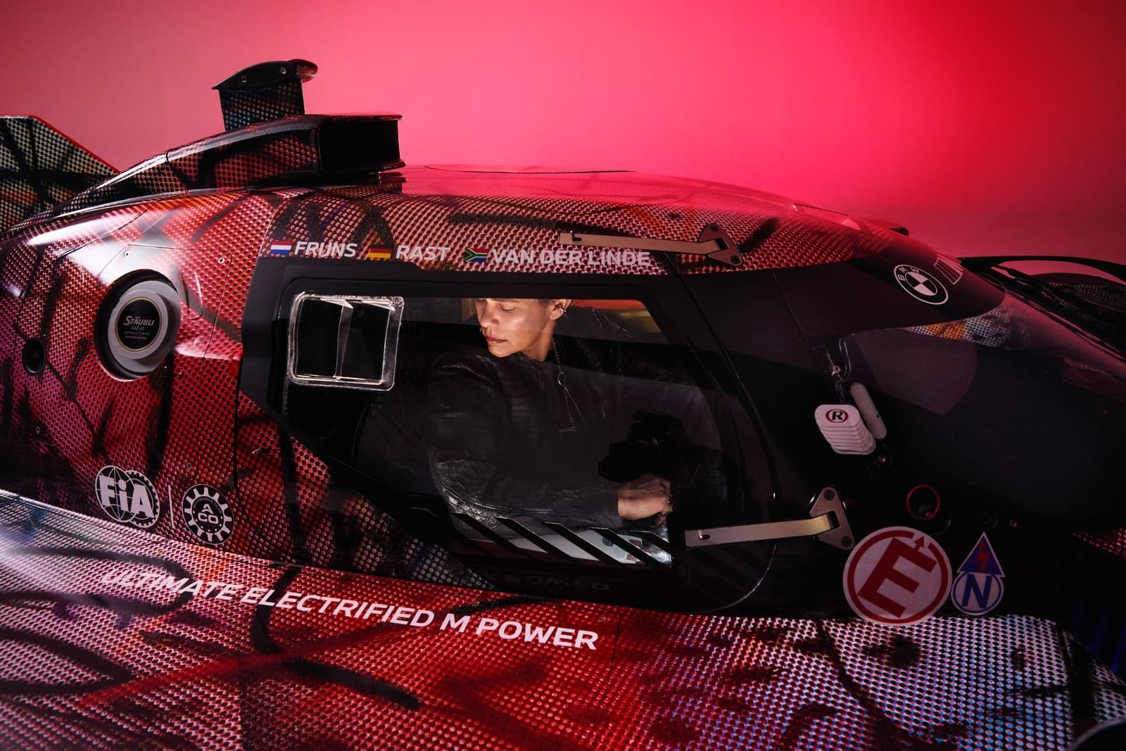 BMW M HYBRID V8 ART CAR BY JULIE MEHRETU, foto 67