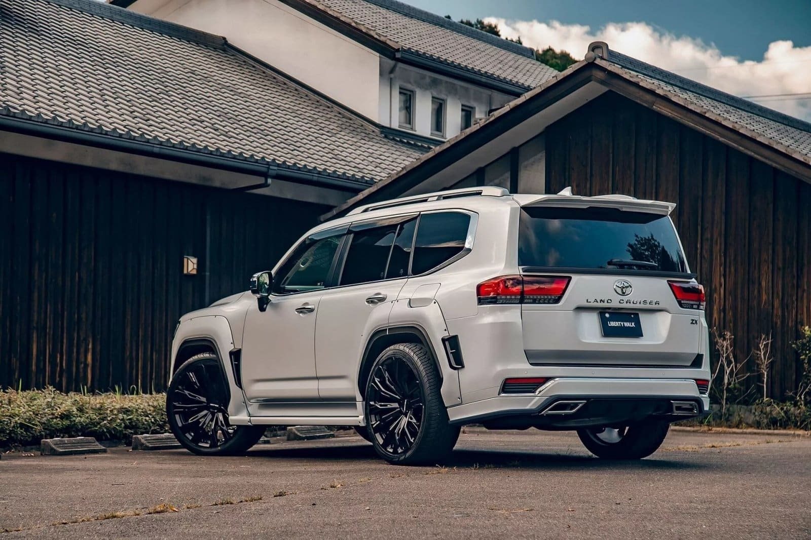 TOYOTA LAND CRUISER 300 BY LIBERTY WALK, foto 2