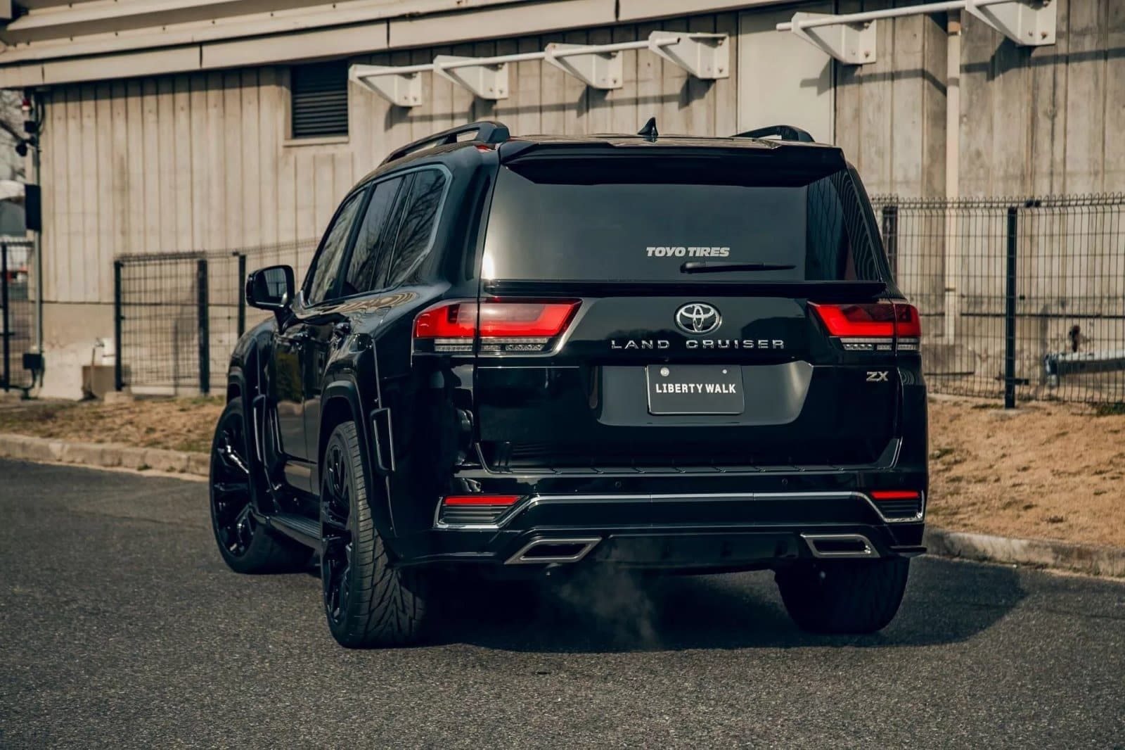 TOYOTA LAND CRUISER 300 BY LIBERTY WALK, foto 4