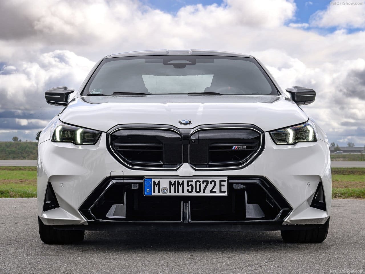 2025 - BMW M5 SEDAN ALPIN WHITE, foto 34