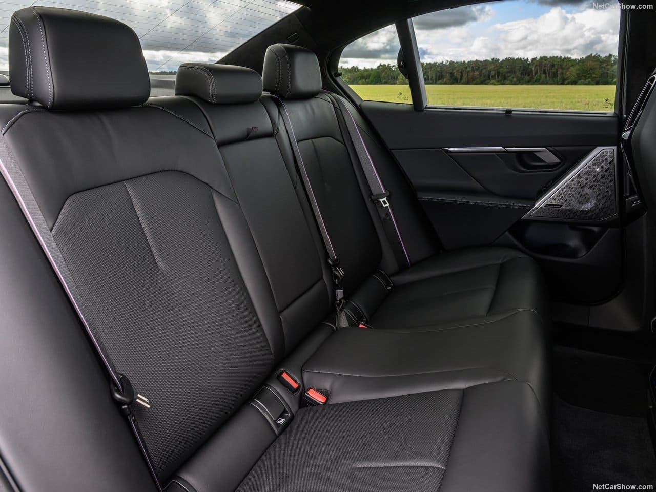 2025 - BMW M5 SEDAN ALPIN WHITE, foto 50