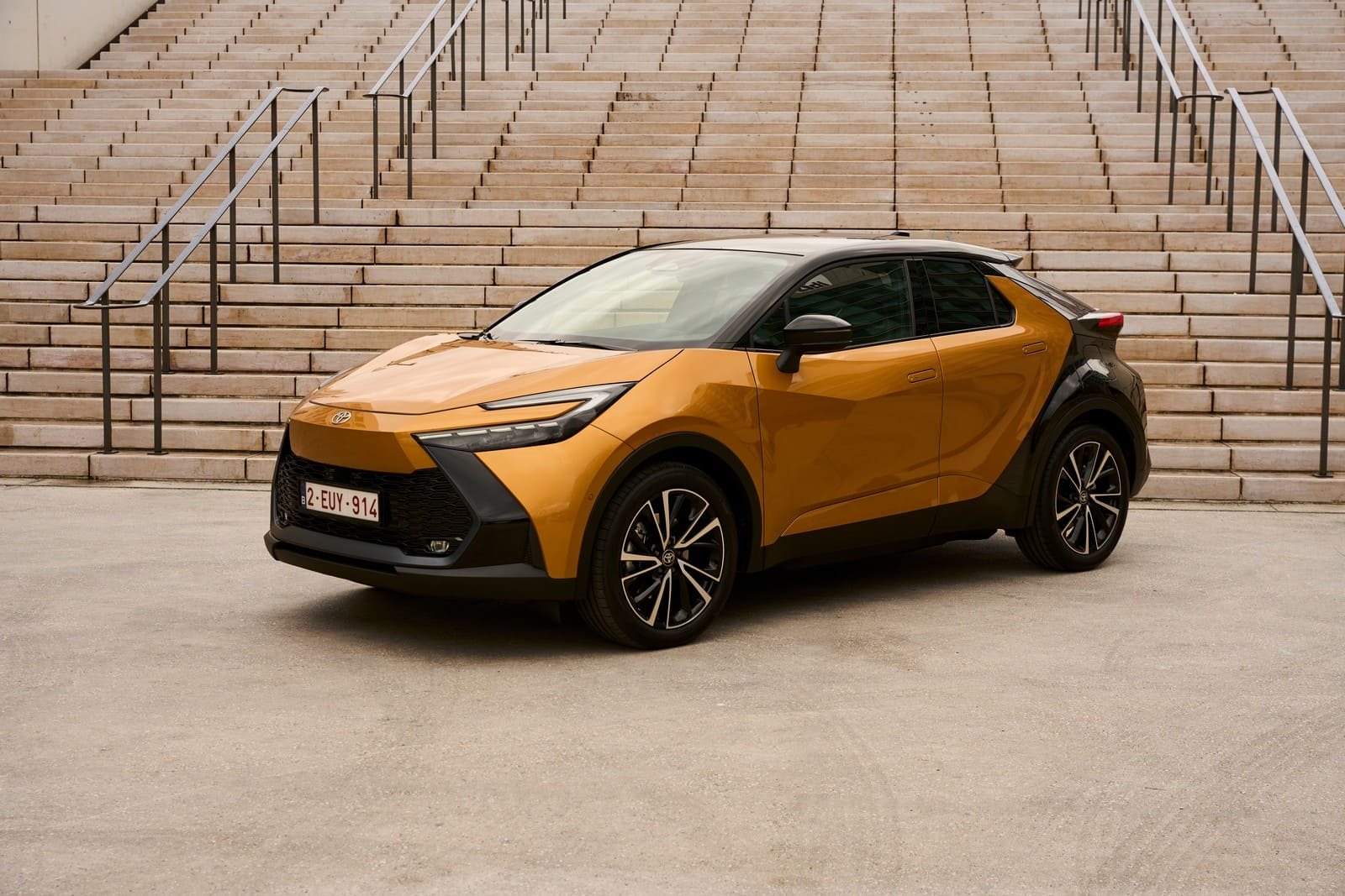 TOYOTA C-HR PLUG-IN HYBRID 220, foto 1