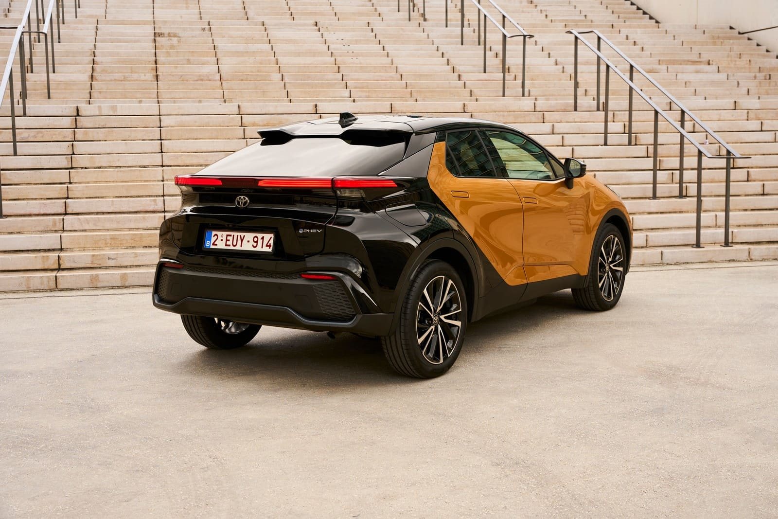 TOYOTA C-HR PLUG-IN HYBRID 220, foto 2