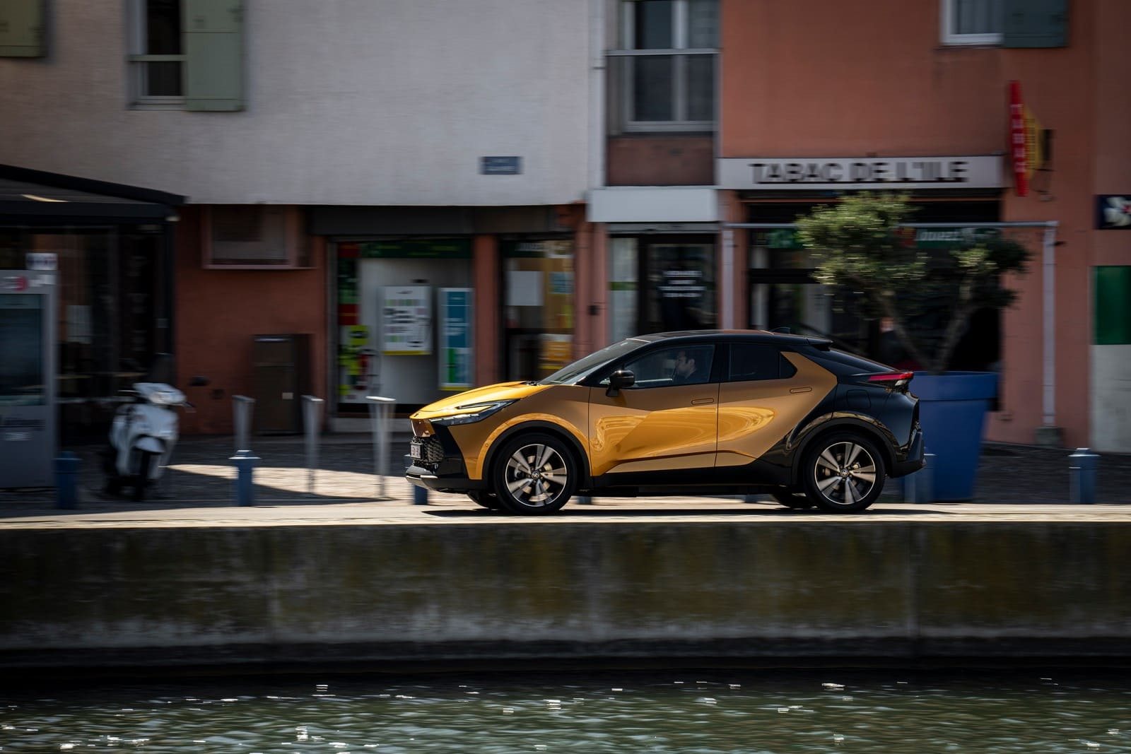TOYOTA C-HR PLUG-IN HYBRID 220, foto 4