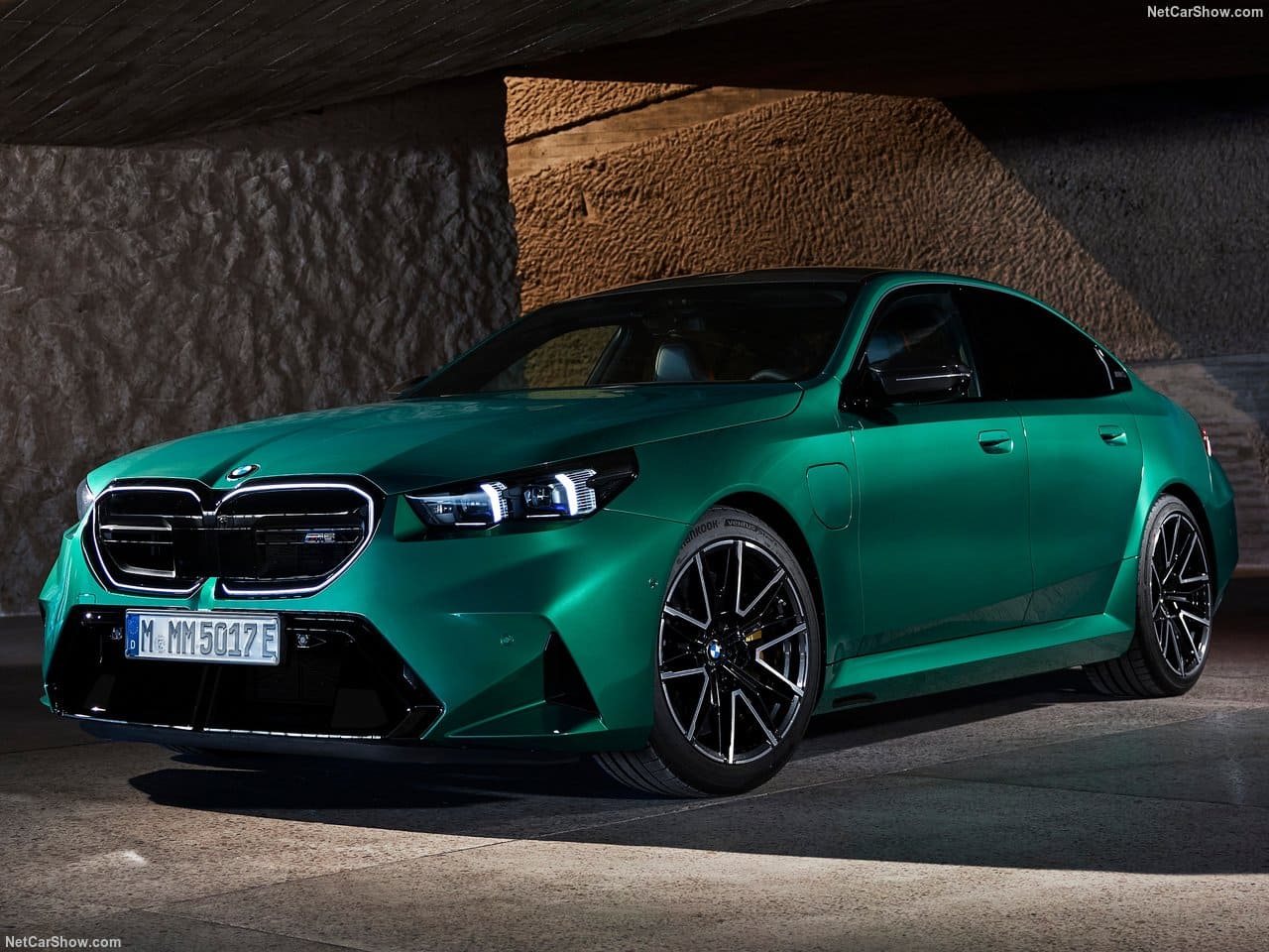 2025 - BMW M5 SEDAN ISLE OF MAN GREEN, foto 1