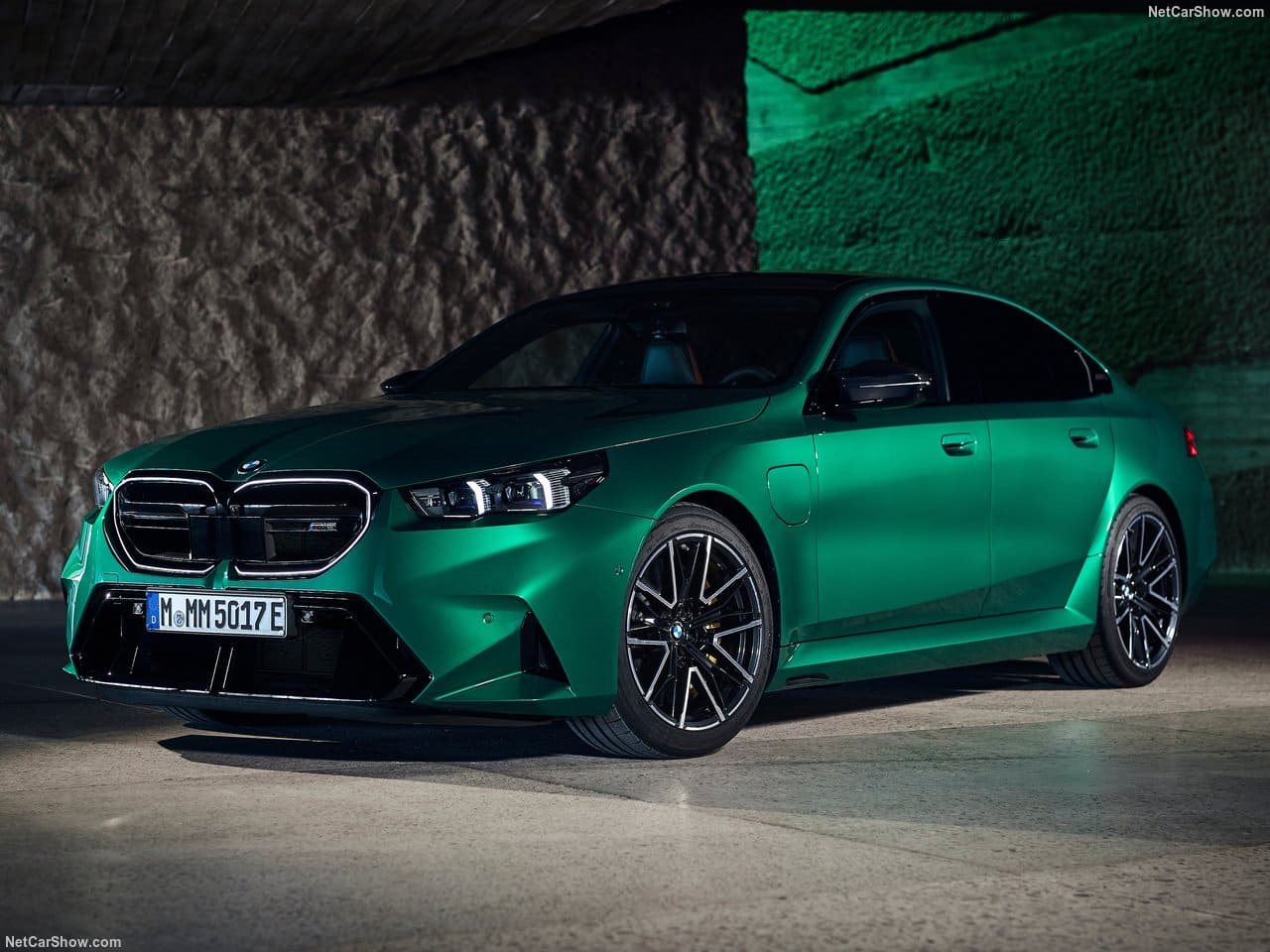 2025 - BMW M5 SEDAN ISLE OF MAN GREEN, foto 3
