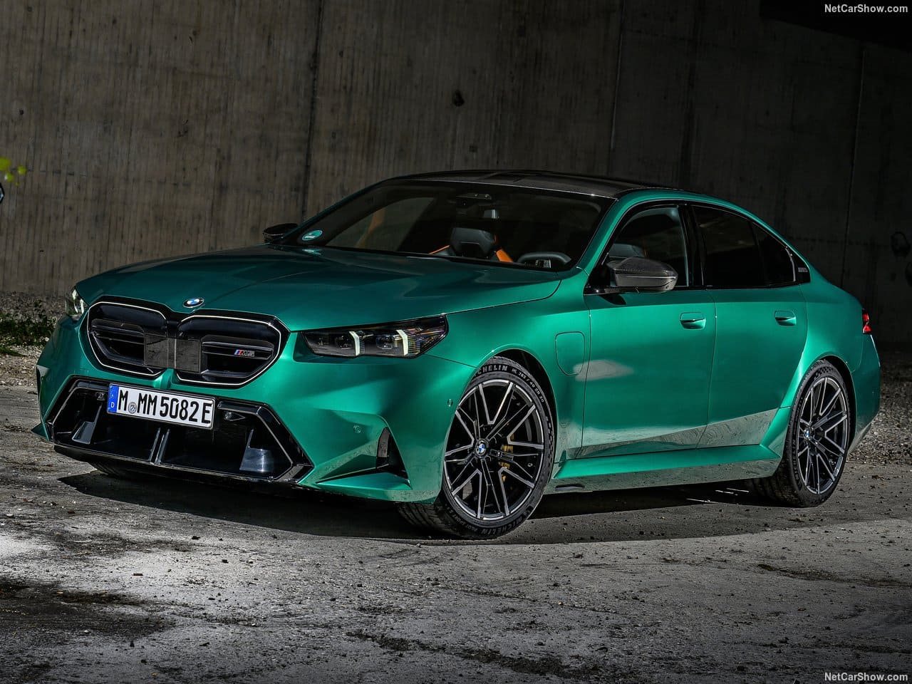 2025 - BMW M5 SEDAN ISLE OF MAN GREEN, foto 4