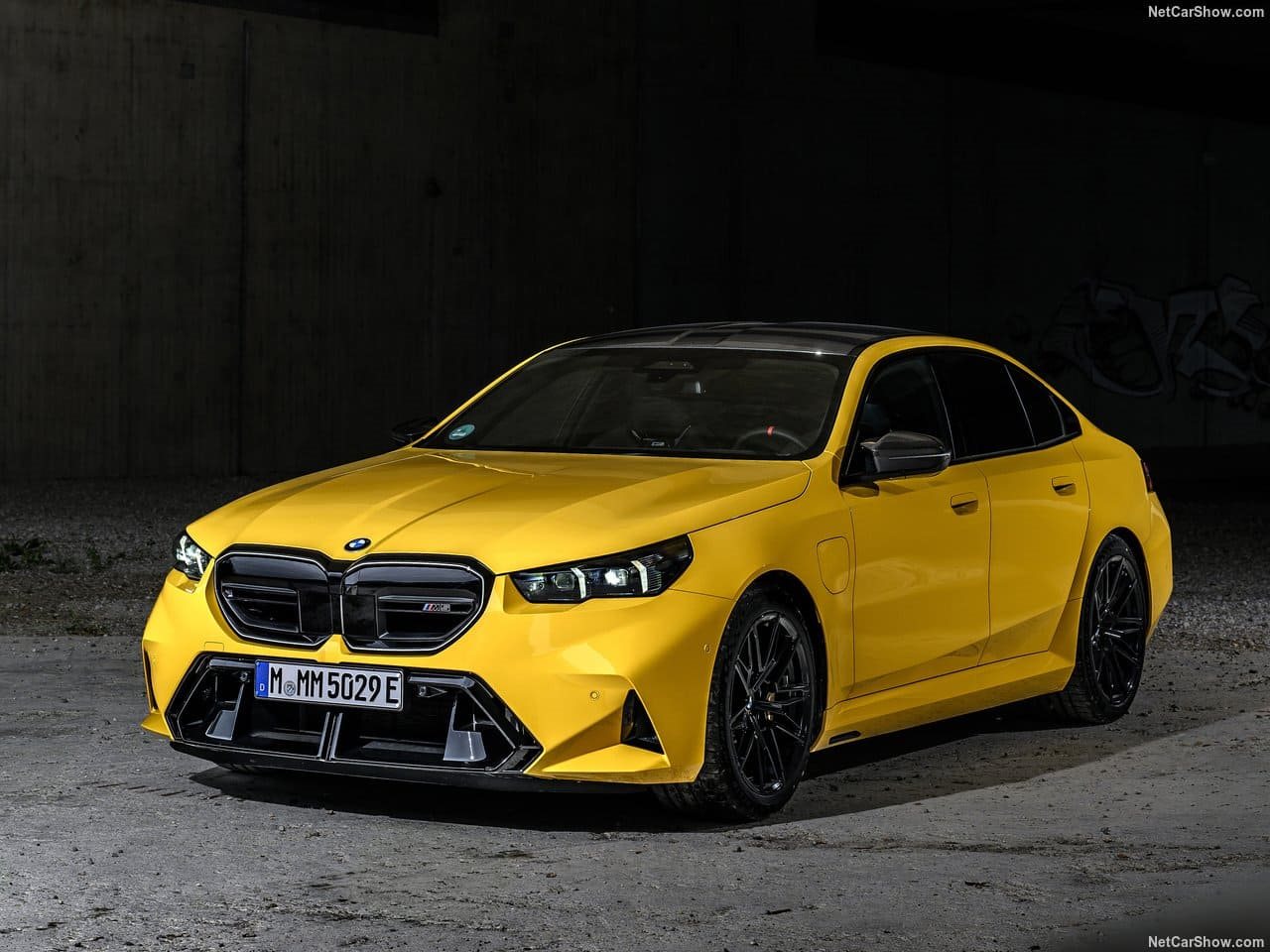 2025 - BMW M5 SEDAN SPEED YELLOW, foto 4