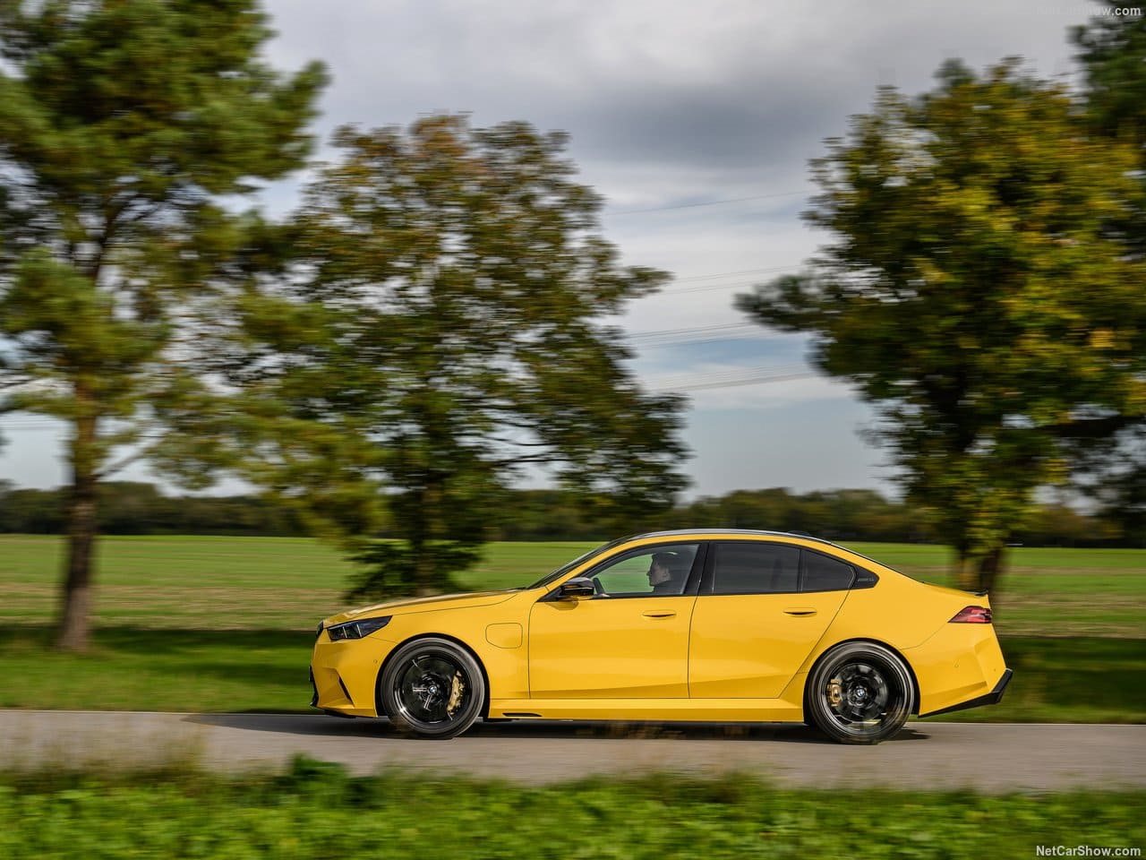 2025 - BMW M5 SEDAN SPEED YELLOW, foto 35