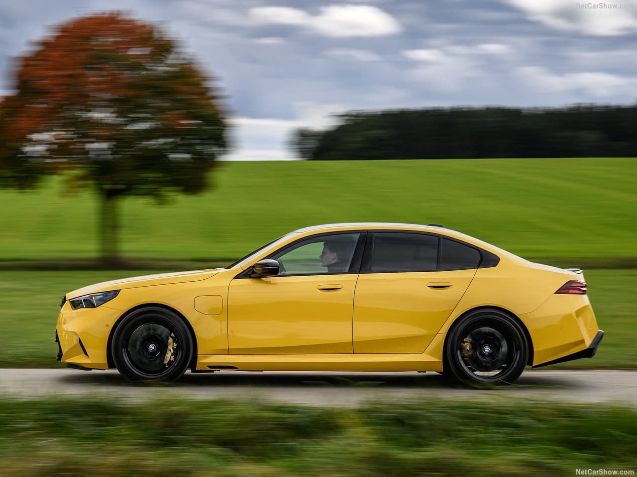 2025 - BMW M5 SEDAN SPEED YELLOW, foto 36