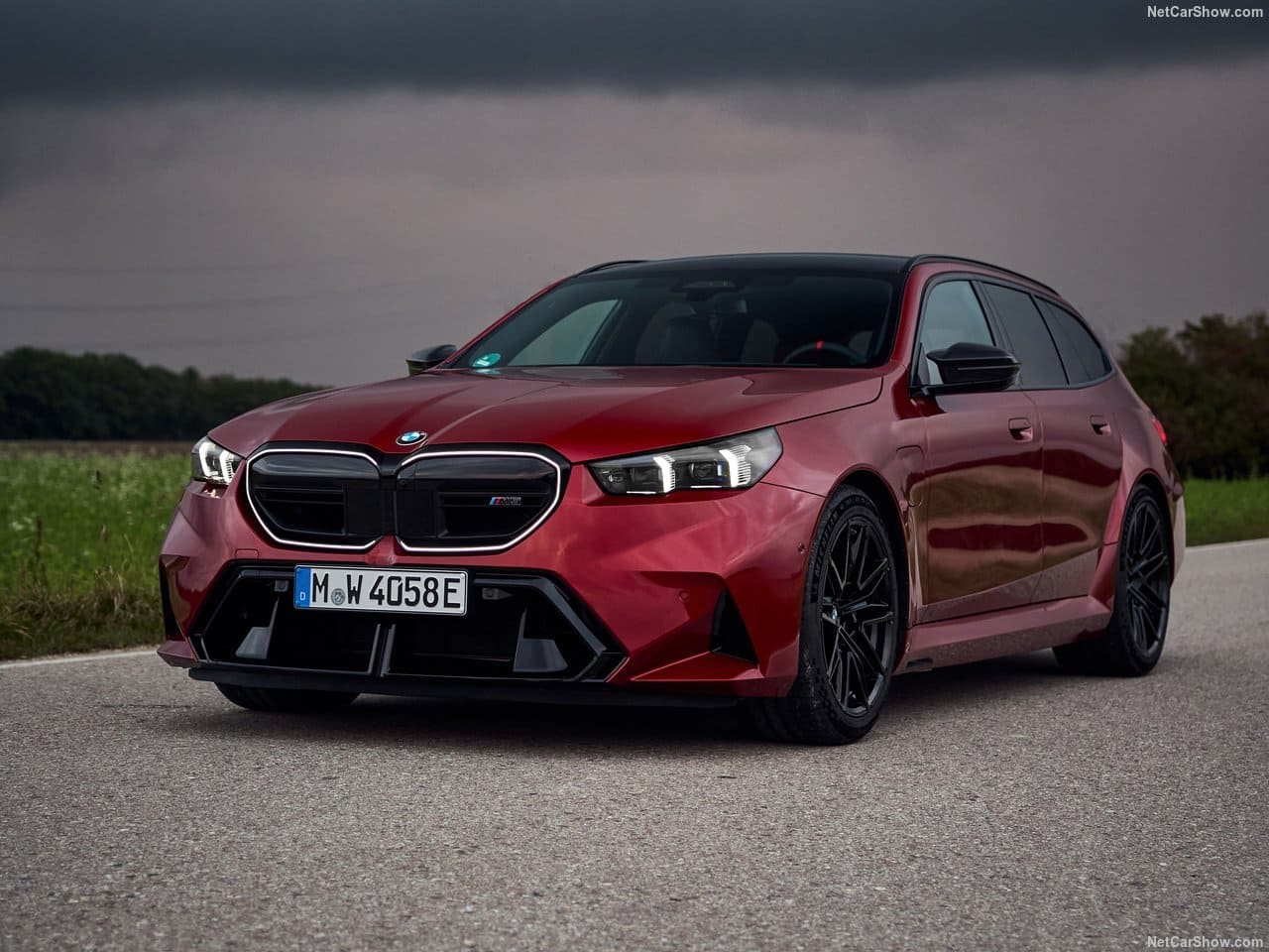 2025 - BMW M5 TOURING DRAGON FIRE RED, foto 2