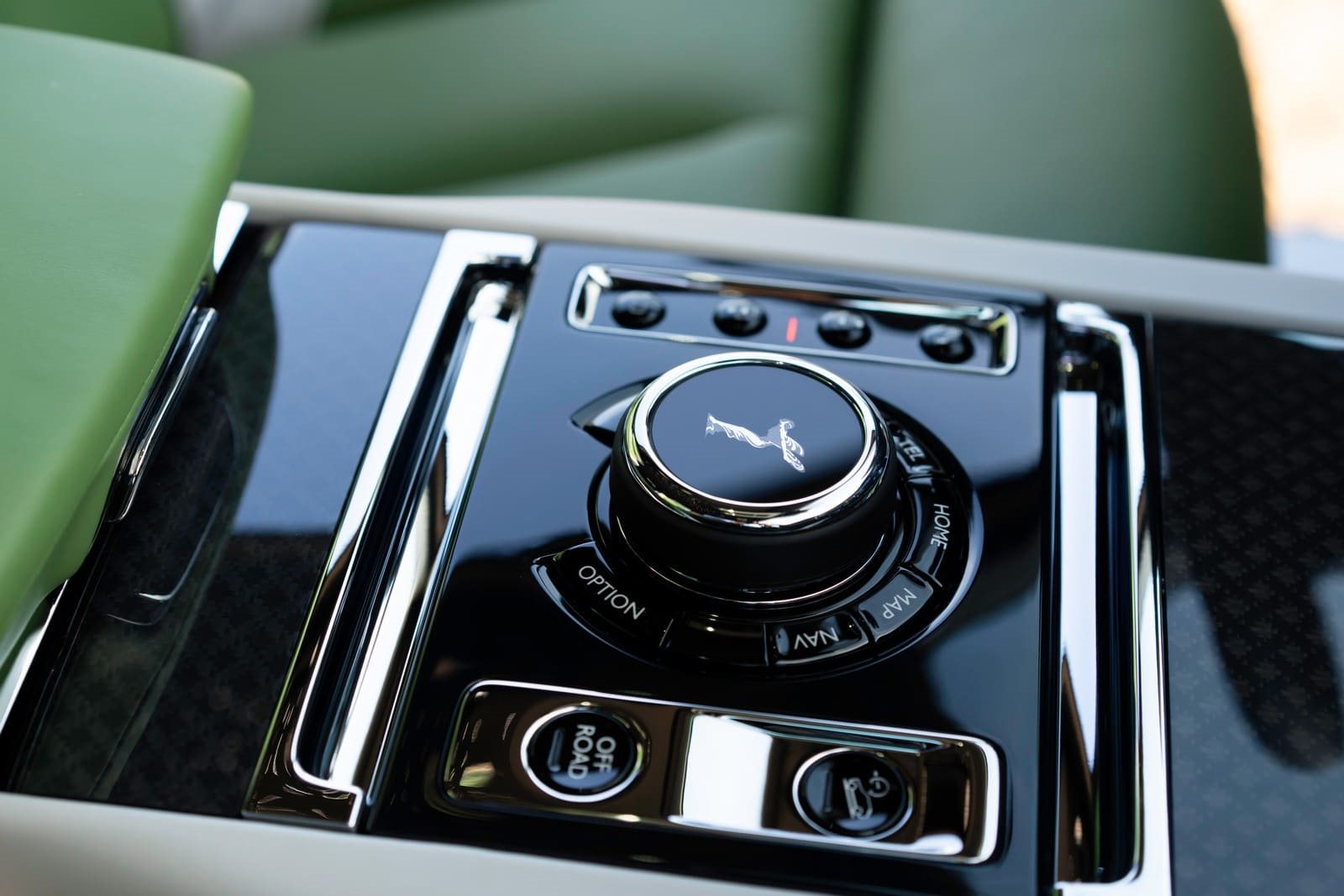 2025 - ROLLS-ROYCE CULLINAN SERIES II BLACK BADGE ‘CAPTAIN’ IN GUNMETAL, foto 12