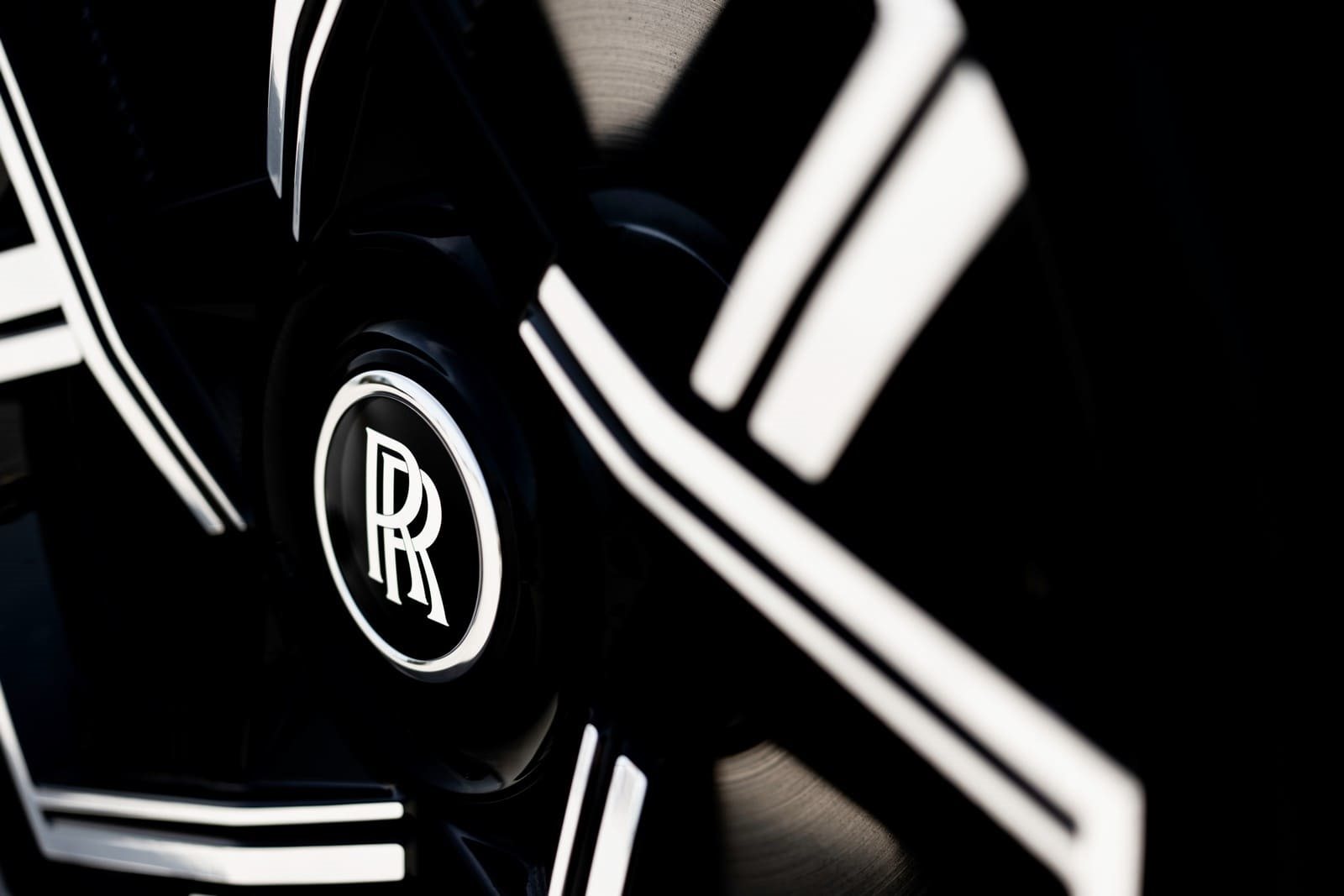 2025 - ROLLS-ROYCE CULLINAN SERIES II BLACK BADGE ‘DISRUPTOR’ IN MORGANITE, foto 14