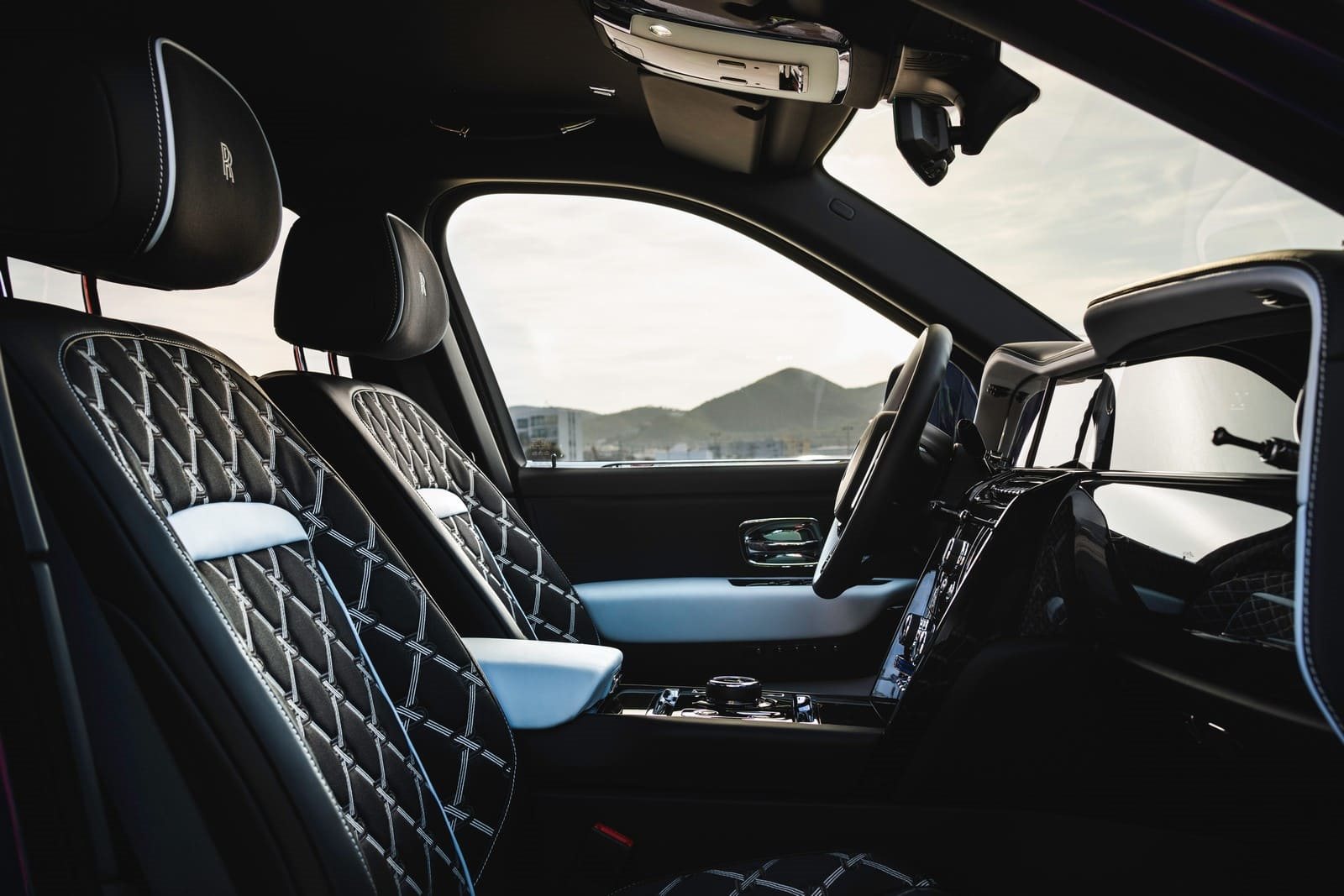 2025 - ROLLS-ROYCE CULLINAN SERIES II BLACK BADGE ‘PIONEER’ IN SALAMANCA BLUE, foto 11