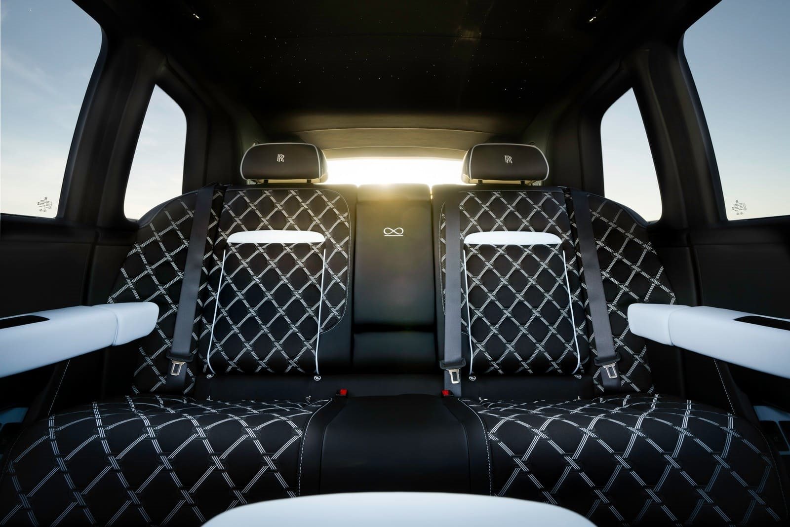 2025 - ROLLS-ROYCE CULLINAN SERIES II BLACK BADGE ‘PIONEER’ IN SALAMANCA BLUE, foto 12