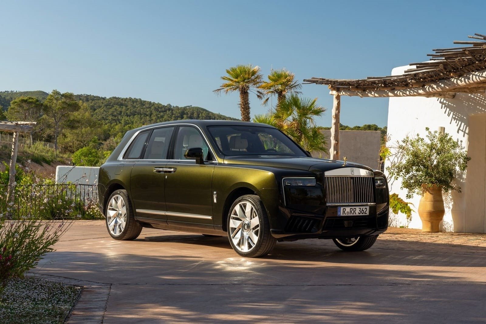2025 - ROLLS-ROYCE CULLINAN SERIES II ‘LUXURIAN’ IN OLIVIN, foto 1