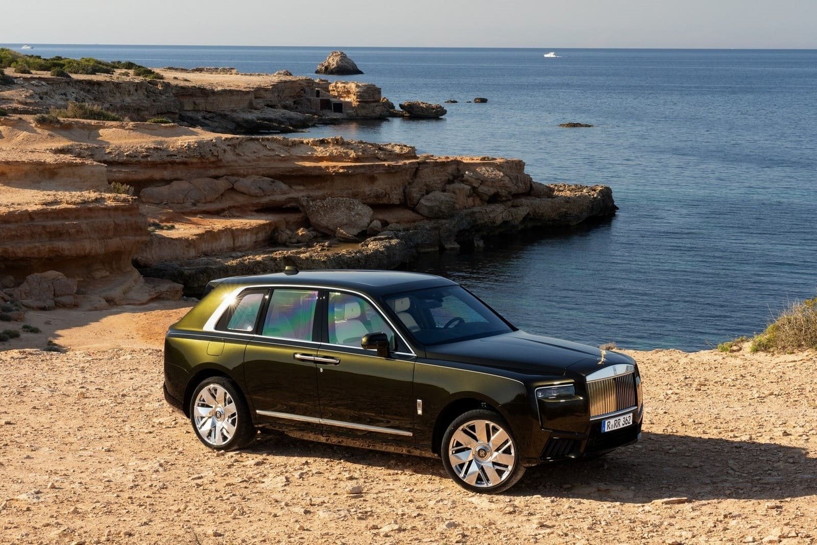 2025 - ROLLS-ROYCE CULLINAN SERIES II ‘LUXURIAN’ IN OLIVIN, foto 2