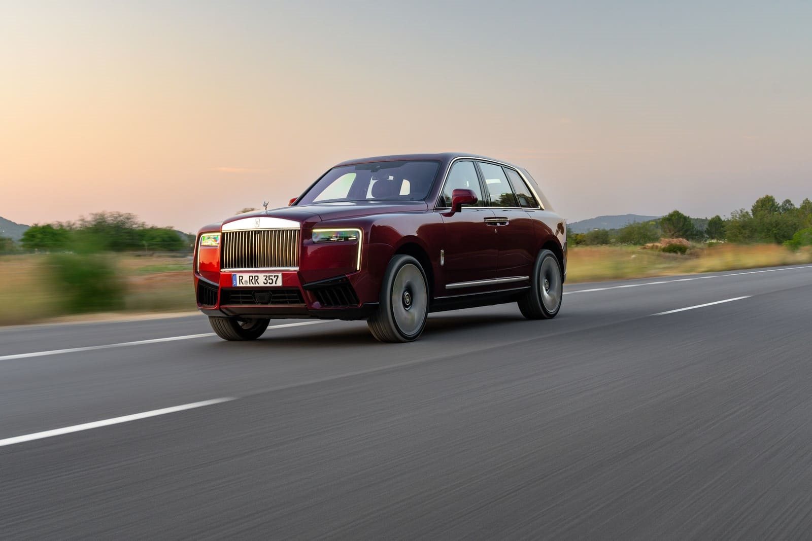 2025 - ROLLS-ROYCE CULLINAN SERIES II ‘PROTAGONIST’ IN SCALA RED, foto 1